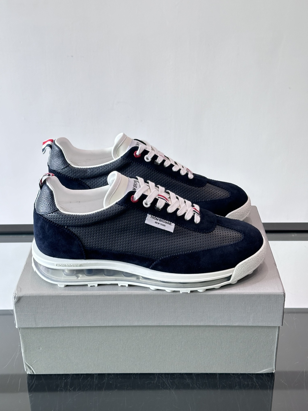 NO:729199,Thom Browne men's air-cushion casual shoes, suede + cowhide stitching, fine texture and breathable. Iconic red, white and blue shoelaces, highly recognizable. Transparent air-cushion soles, cushioning and comfortable, suitable for daily or light exercise!  The tongue brand label is full of details. Inspired by retro jogging shoes, it is fashionable and practical, and is a representative of high-end casual shoes!  ,size38-45 (46 is custom-made and cannot be returned or exchanged),,cowhide,chamois leather19860909Thom Browne男士气垫休闲鞋,麂皮+牛皮拼接,质感细腻又透气.标志性红白蓝鞋带,辨识度超高.透明气垫鞋底,缓震舒适,日常或轻运动都OK！鞋舌品牌标签,细节满分.复古慢跑鞋灵感,时尚实用兼备,是高端休闲鞋代表！ ,size38-45（46定做不退换）,,cowhide,chamois leather,Men's shoes