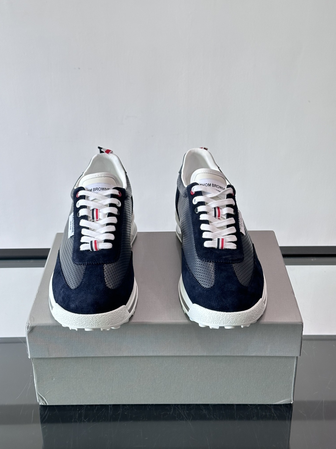 Thom Browne男士气垫休闲鞋，麂皮+牛皮拼接，质感细腻又透气。标志性红白蓝鞋带，辨识度超高。透明