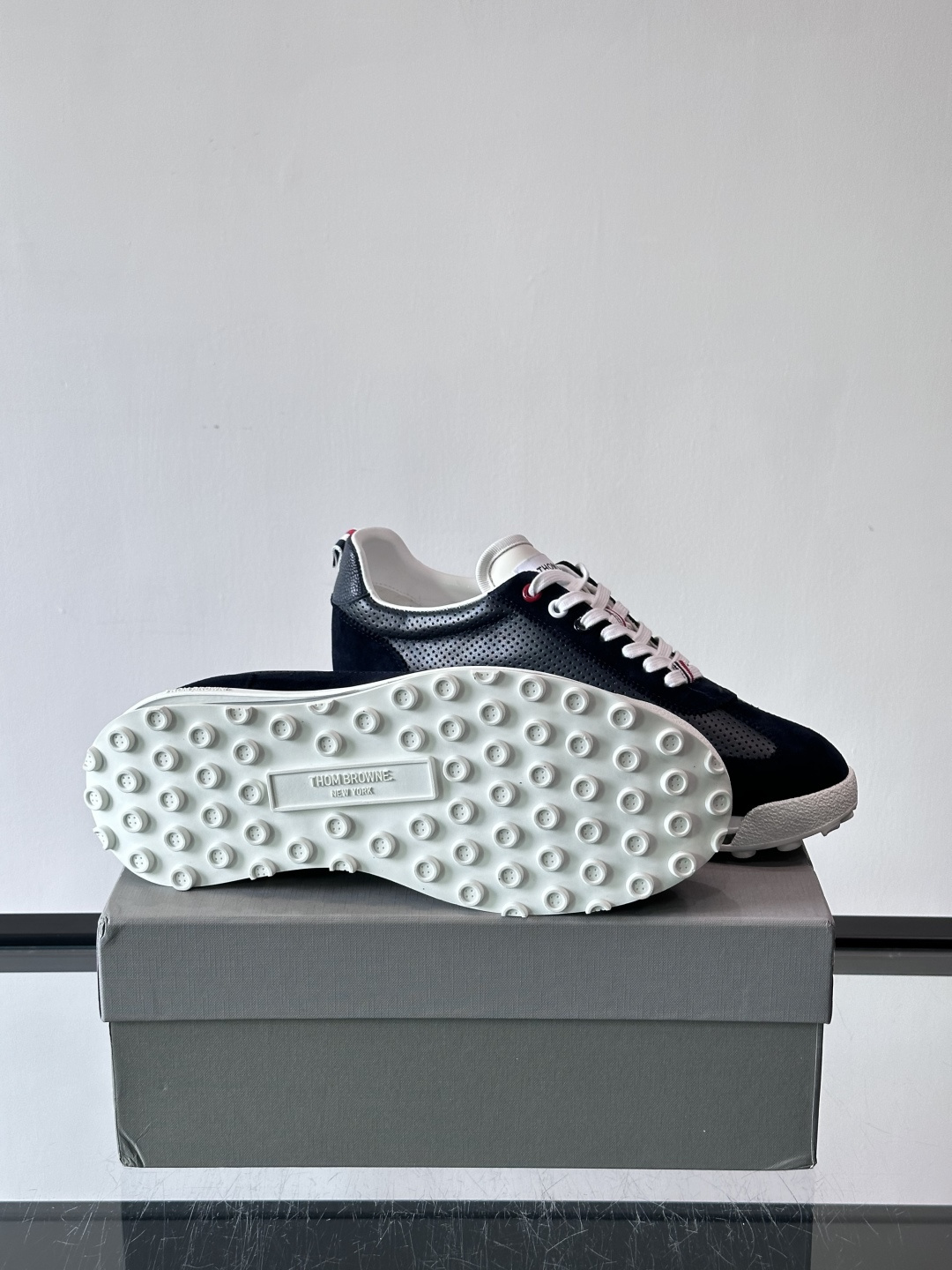 Thom Browne男士气垫休闲鞋，麂皮+牛皮拼接，质感细腻又透气。标志性红白蓝鞋带，辨识度超高。透明