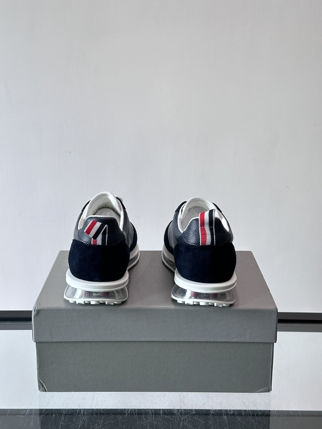 Thom Browne男士气垫休闲鞋，麂皮+牛皮拼接，质感细腻又透气。标志性红白蓝鞋带，辨识度超高。透明