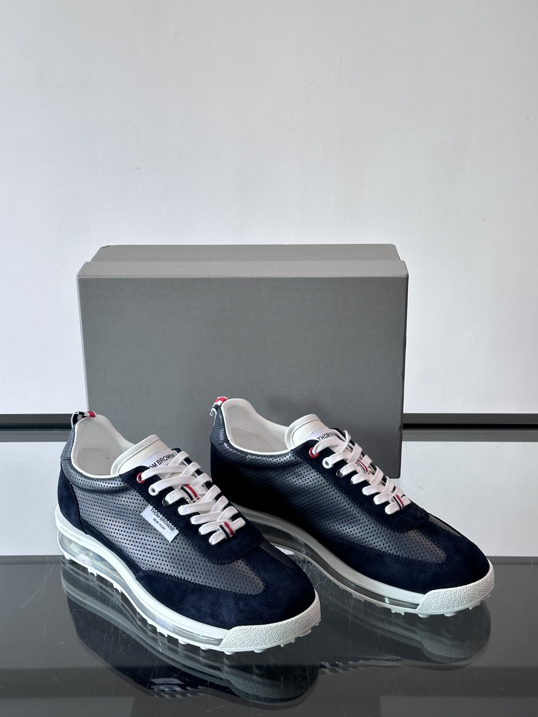 Thom Browne男士气垫休闲鞋，麂皮+牛皮拼接，质感细腻又透气。标志性红白蓝鞋带，辨识度超高。透明