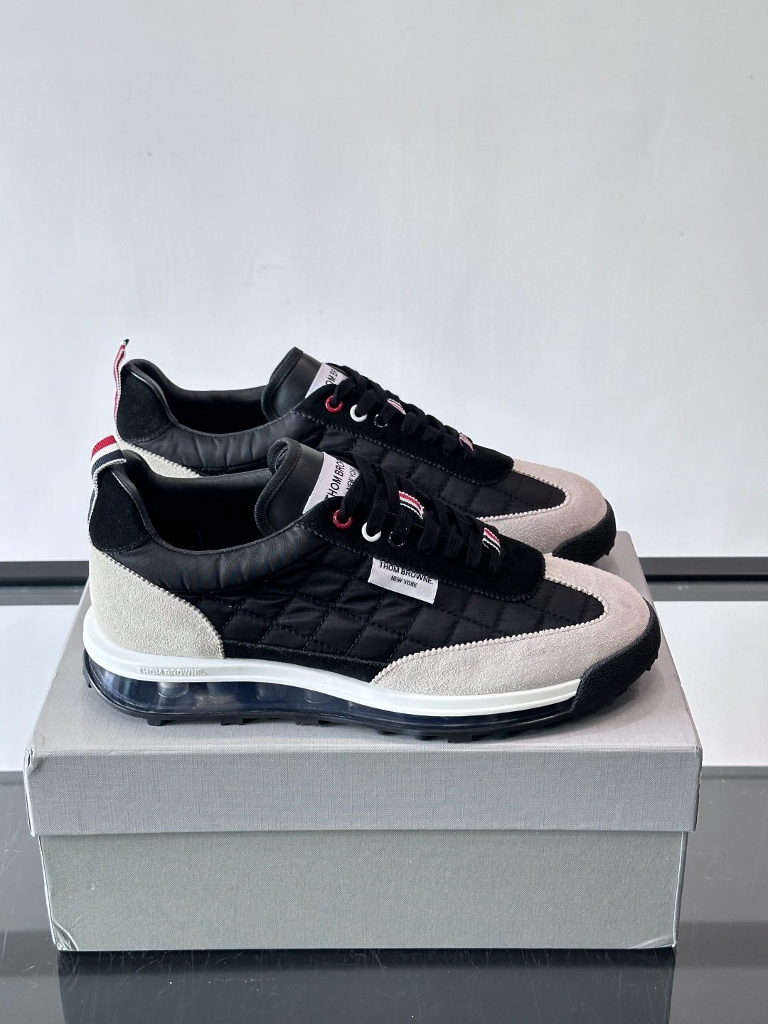 Thom Browne男士气垫休闲鞋，麂皮+网布拼接，质感细腻又透气。标志性红白蓝鞋带，辨识度超高。透明