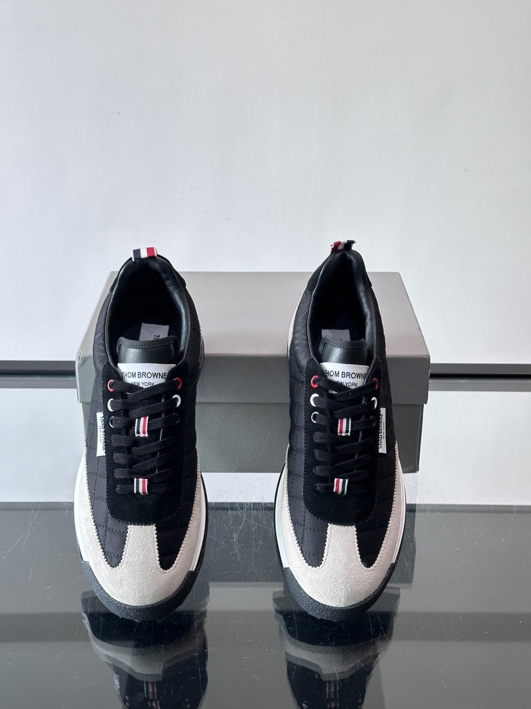 Thom Browne男士气垫休闲鞋，麂皮+网布拼接，质感细腻又透气。标志性红白蓝鞋带，辨识度超高。透明