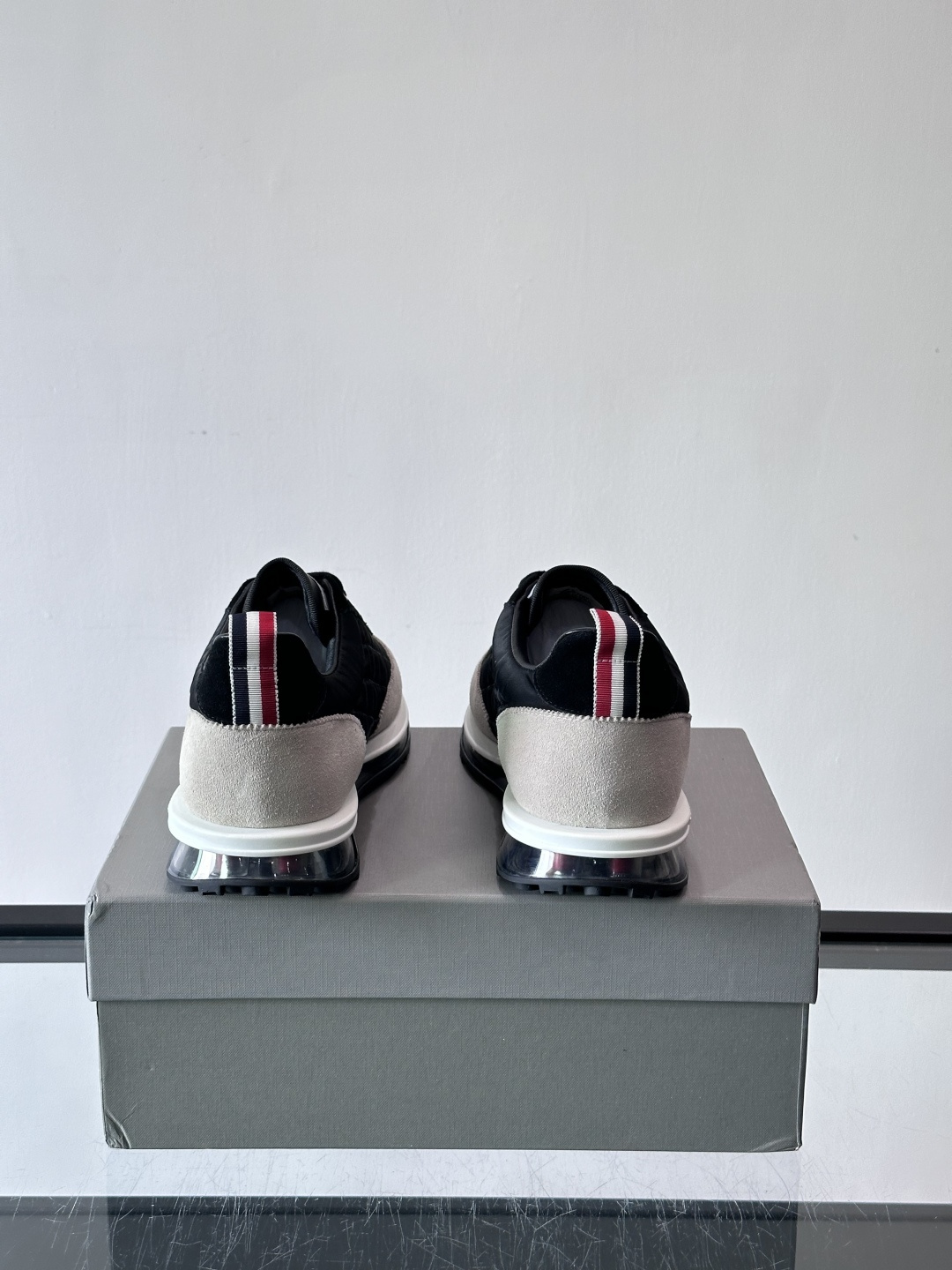 Thom Browne男士气垫休闲鞋，麂皮+网布拼接，质感细腻又透气。标志性红白蓝鞋带，辨识度超高。透明