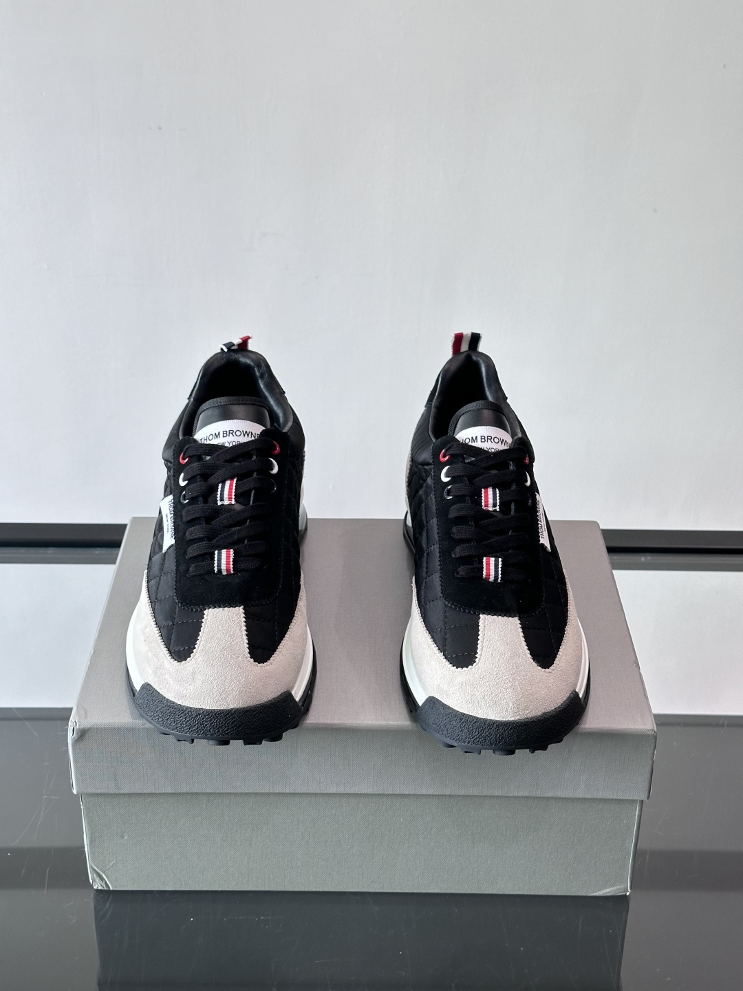 Thom Browne男士气垫休闲鞋，麂皮+网布拼接，质感细腻又透气。标志性红白蓝鞋带，辨识度超高。透明