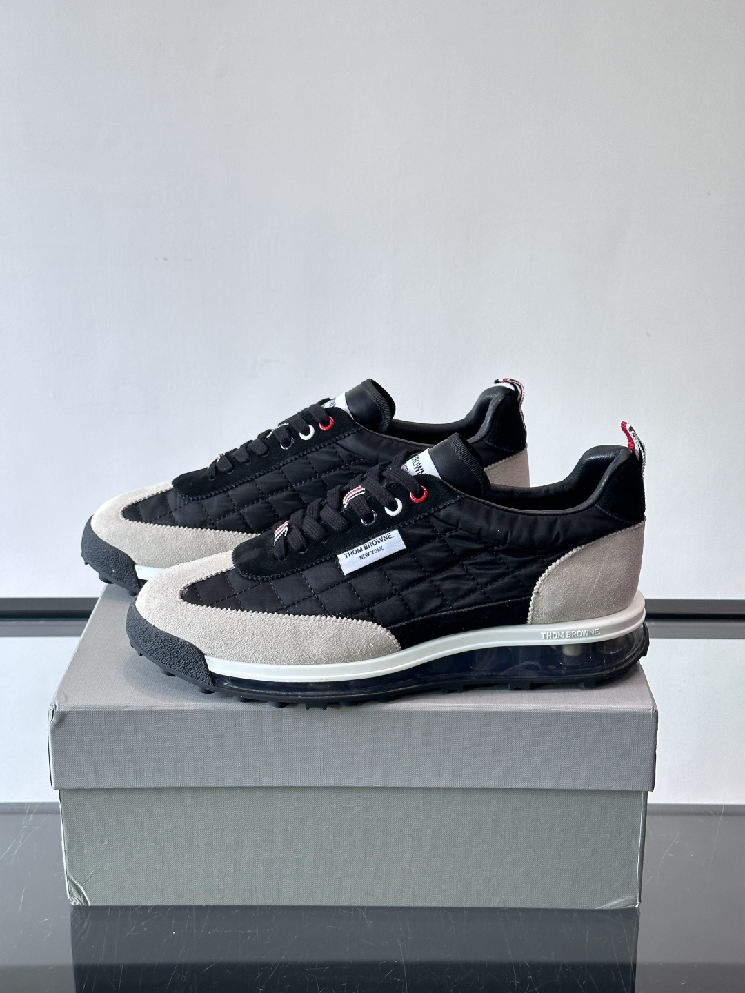 Thom Browne男士气垫休闲鞋，麂皮+网布拼接，质感细腻又透气。标志性红白蓝鞋带，辨识度超高。透明