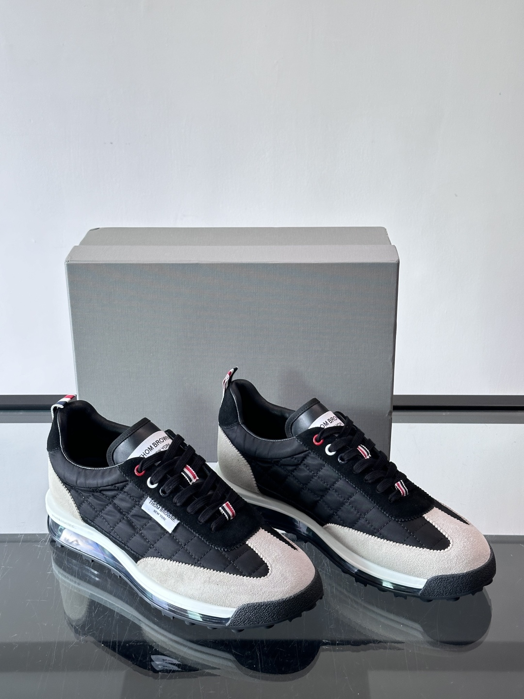 Thom Browne男士气垫休闲鞋，麂皮+网布拼接，质感细腻又透气。标志性红白蓝鞋带，辨识度超高。透明