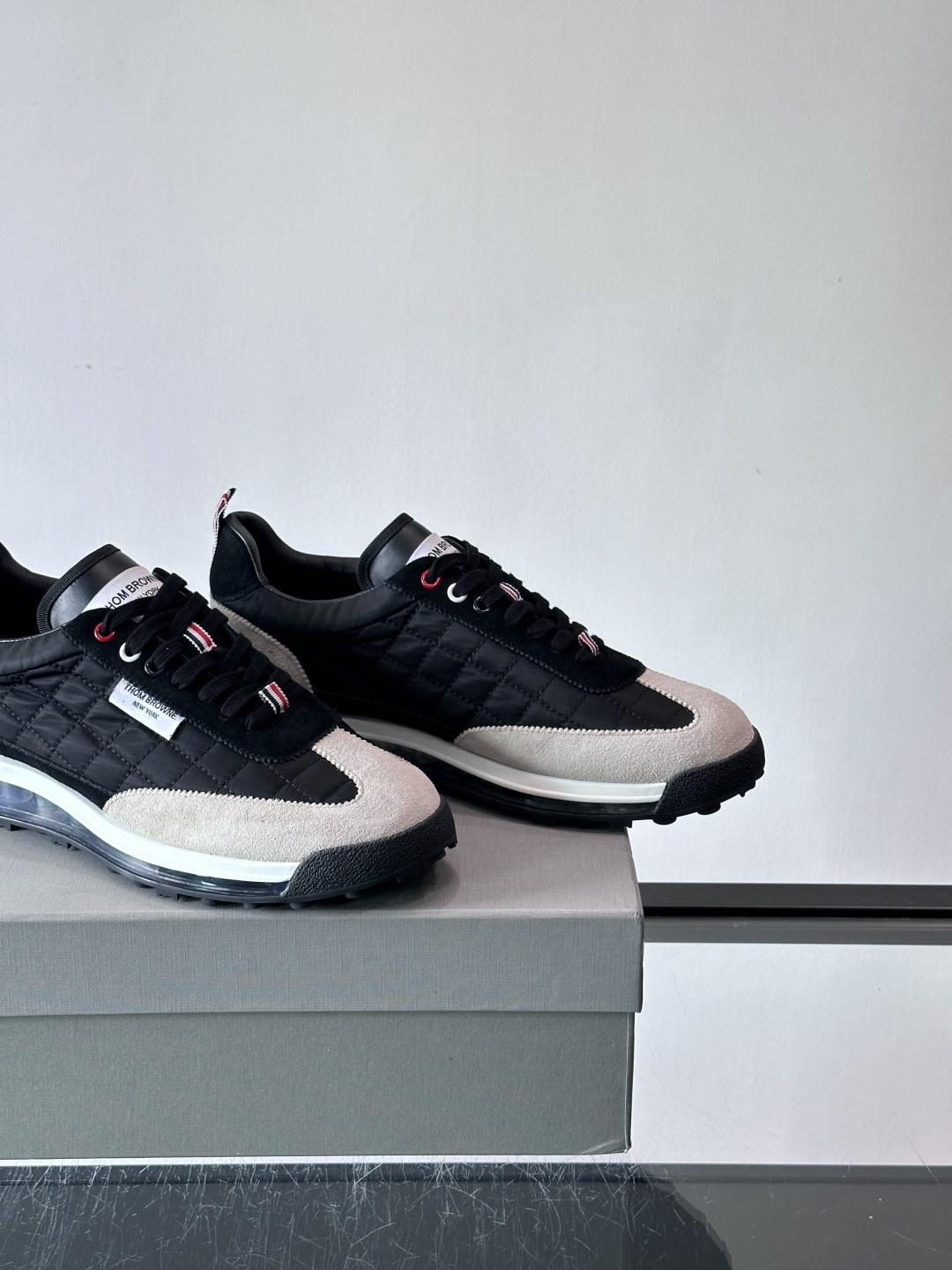 Thom Browne男士气垫休闲鞋，麂皮+网布拼接，质感细腻又透气。标志性红白蓝鞋带，辨识度超高。透明