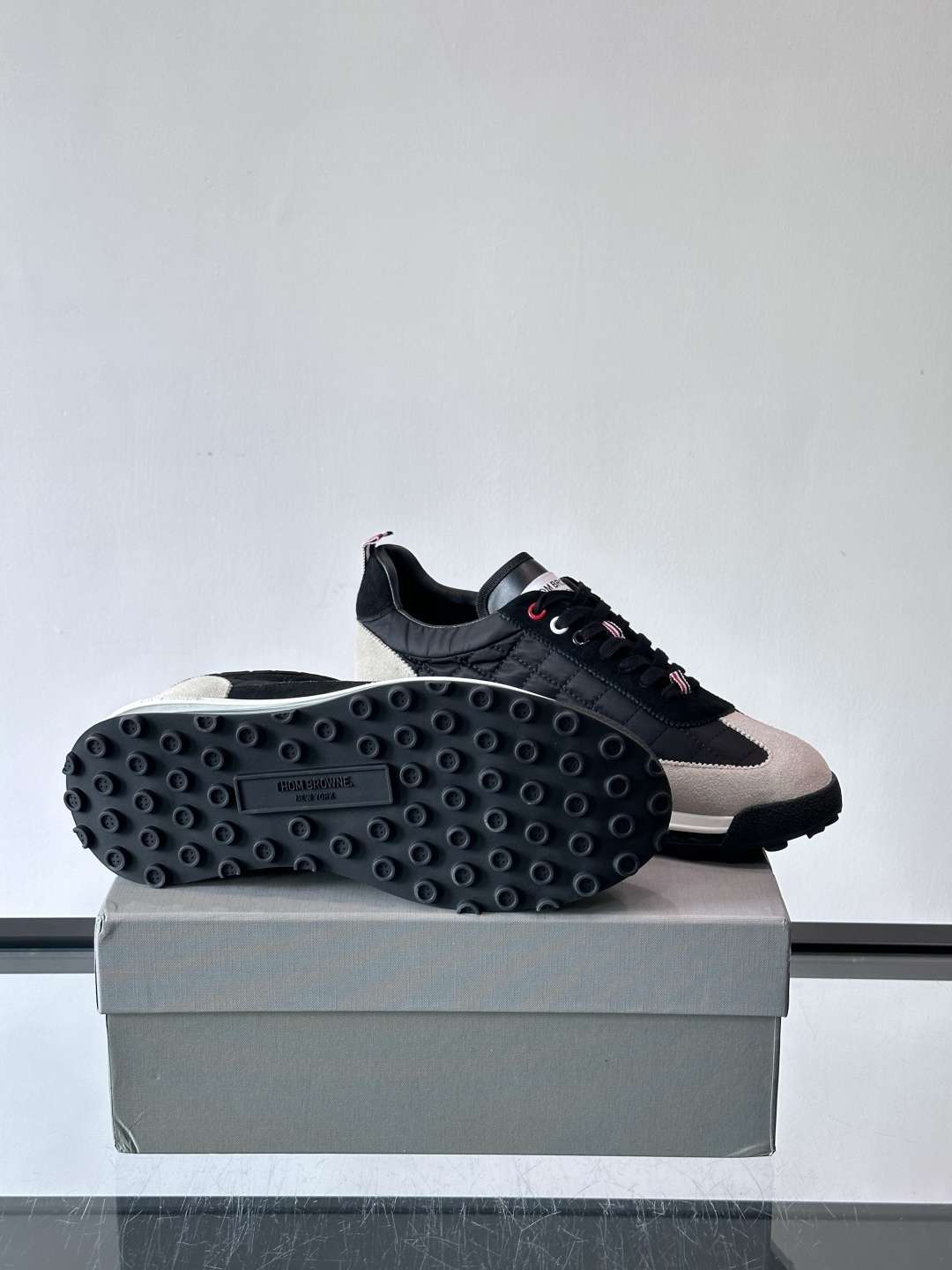 Thom Browne男士气垫休闲鞋，麂皮+网布拼接，质感细腻又透气。标志性红白蓝鞋带，辨识度超高。透明