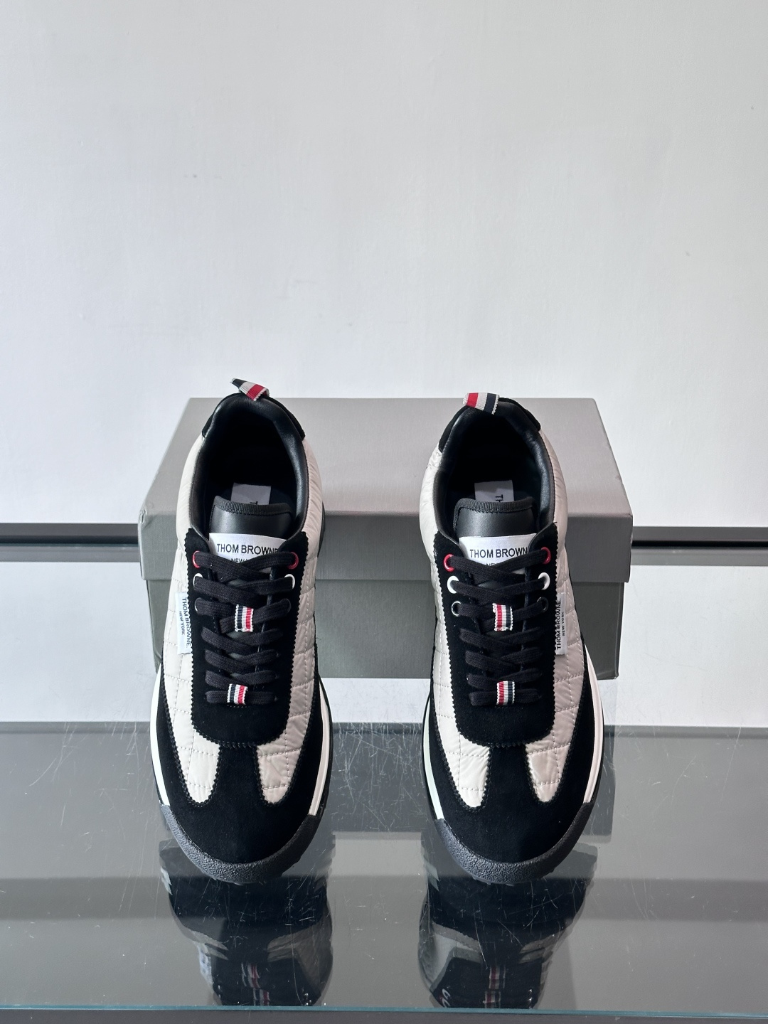 Thom Browne男士气垫休闲鞋，麂皮+网布拼接，质感细腻又透气。标志性红白蓝鞋带，辨识度超高。透明