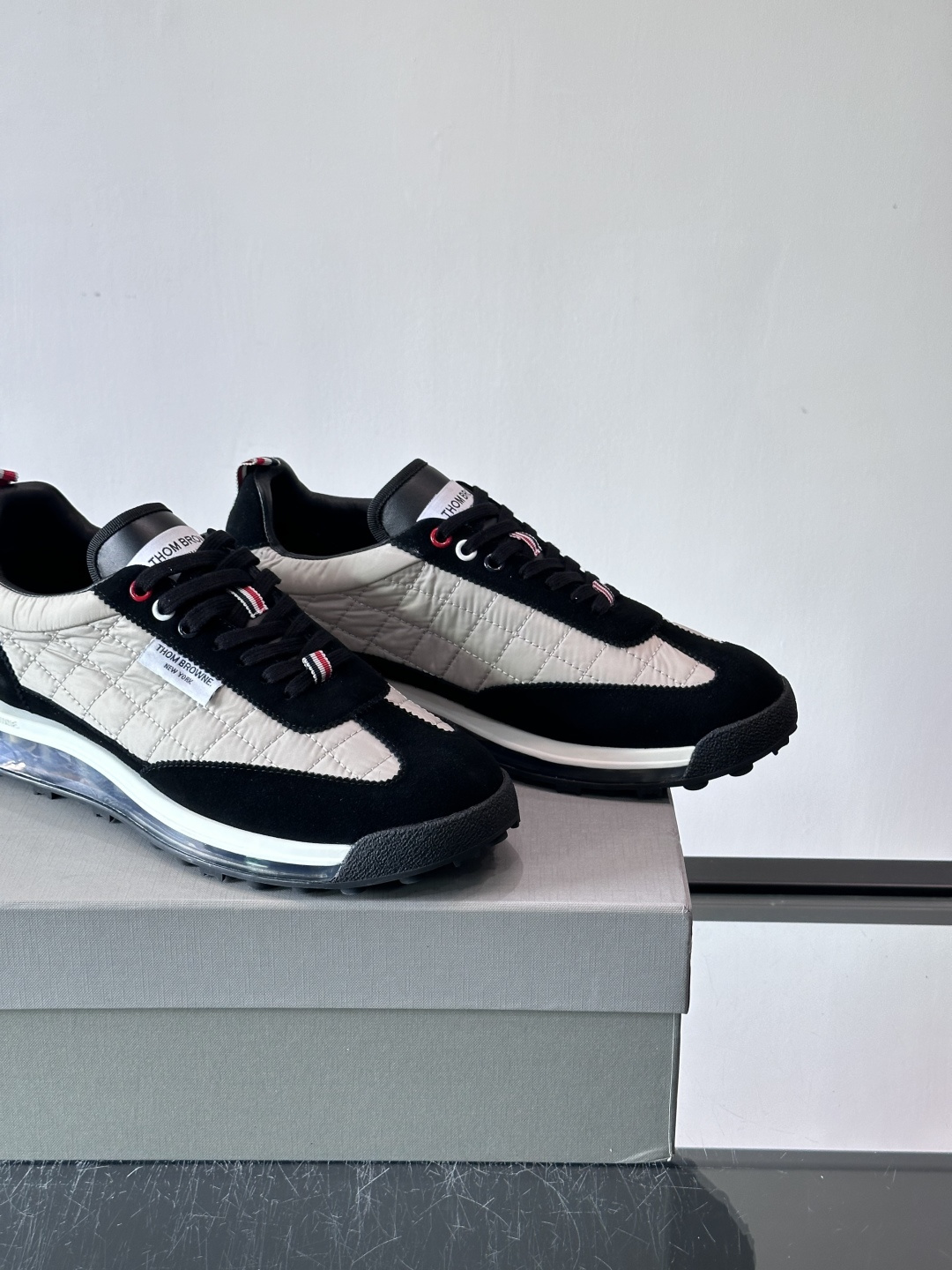 Thom Browne男士气垫休闲鞋，麂皮+网布拼接，质感细腻又透气。标志性红白蓝鞋带，辨识度超高。透明