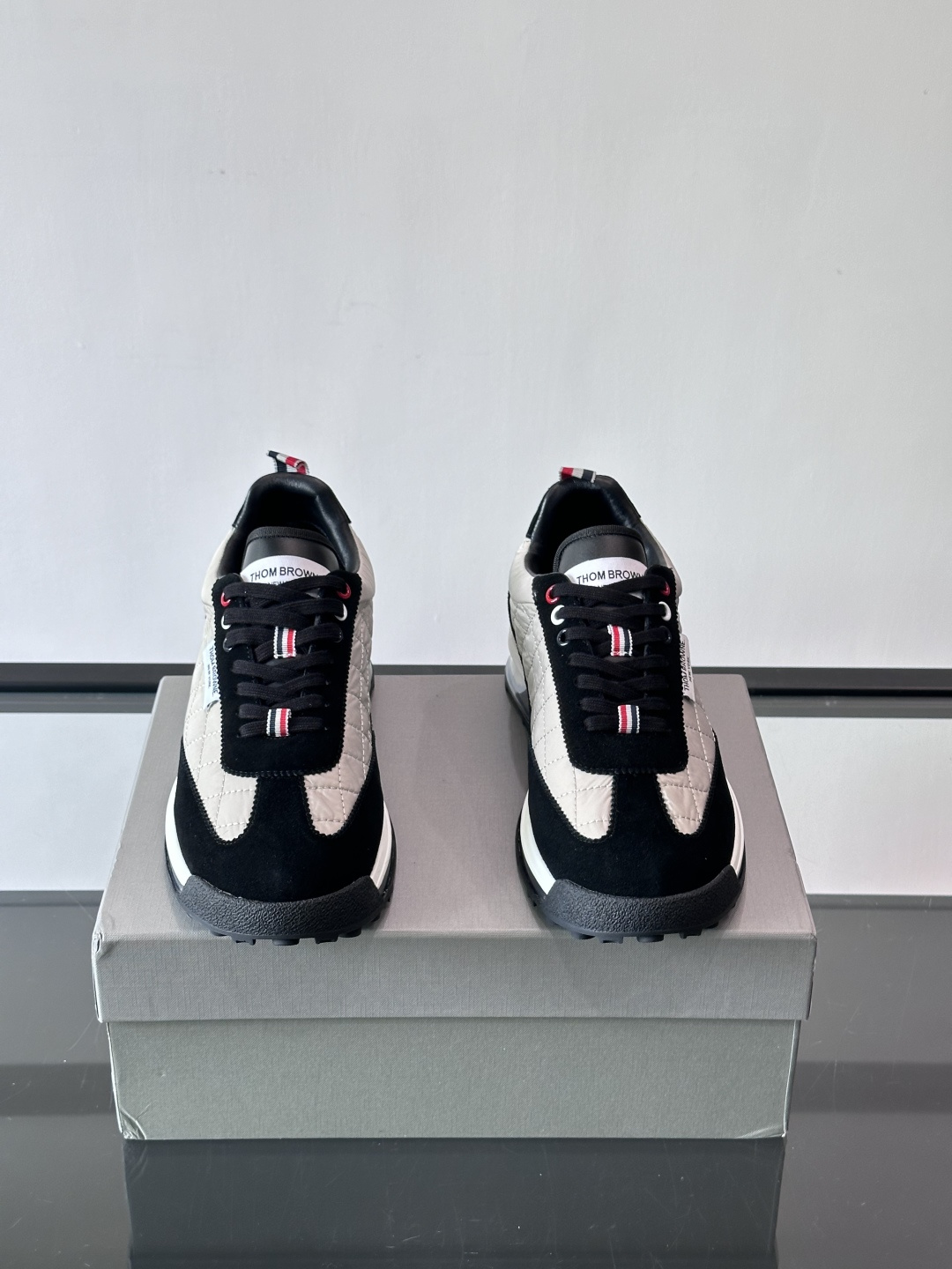 Thom Browne男士气垫休闲鞋，麂皮+网布拼接，质感细腻又透气。标志性红白蓝鞋带，辨识度超高。透明