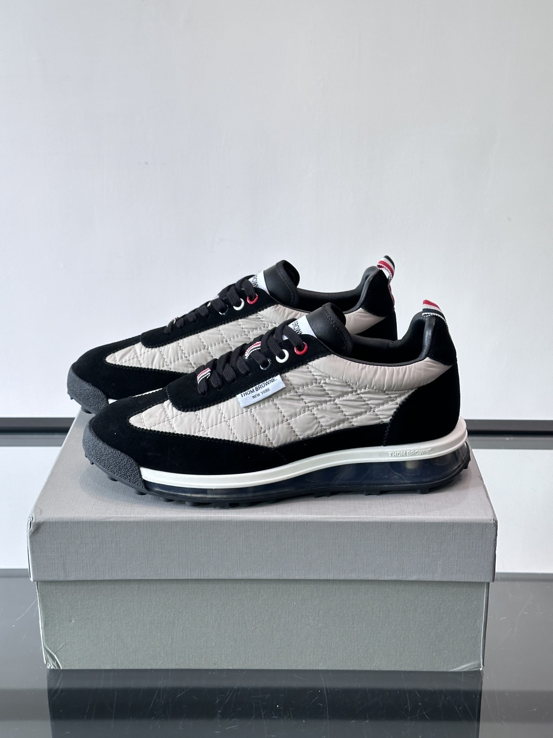 Thom Browne男士气垫休闲鞋，麂皮+网布拼接，质感细腻又透气。标志性红白蓝鞋带，辨识度超高。透明