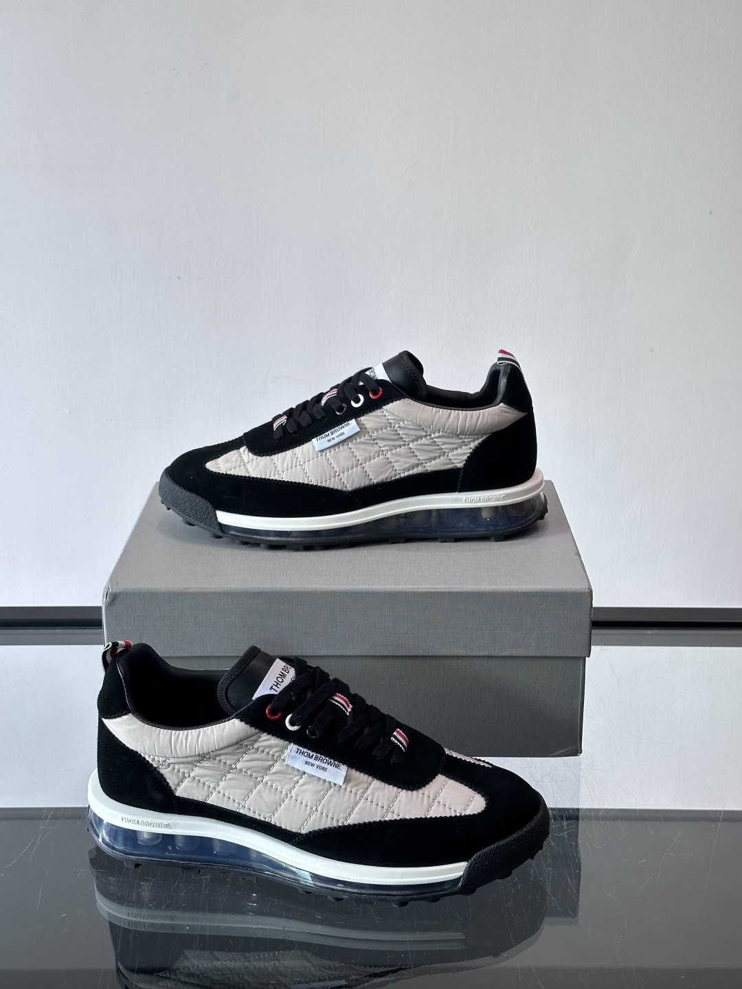 Thom Browne男士气垫休闲鞋，麂皮+网布拼接，质感细腻又透气。标志性红白蓝鞋带，辨识度超高。透明