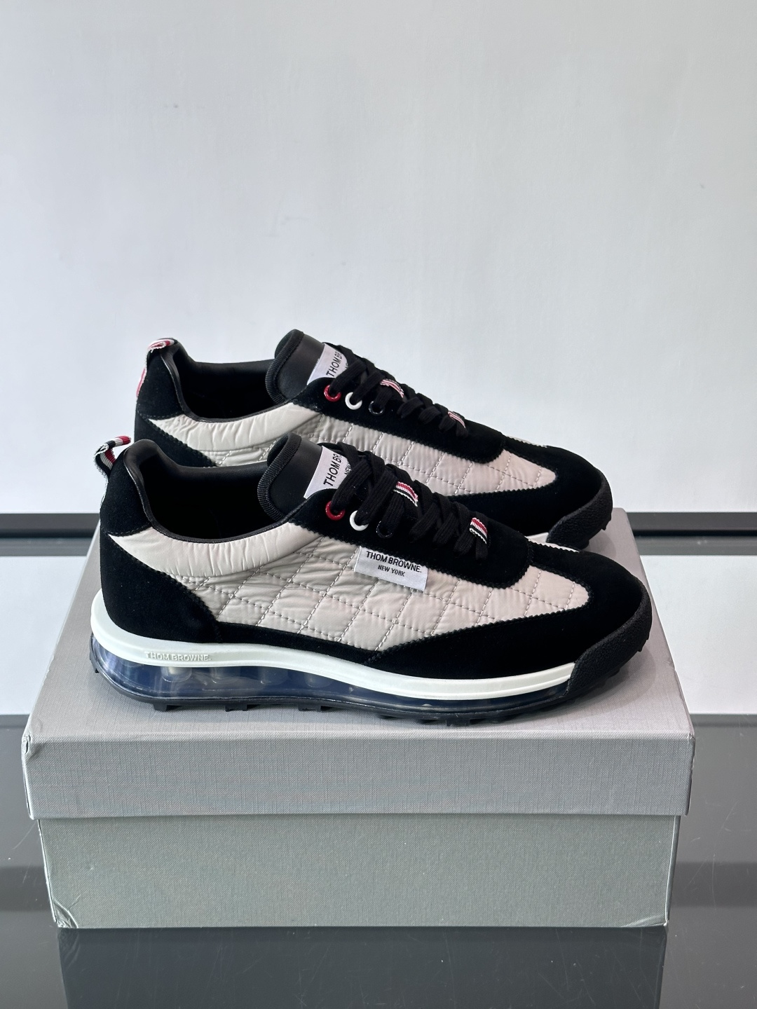 Thom Browne男士气垫休闲鞋，麂皮+网布拼接，质感细腻又透气。标志性红白蓝鞋带，辨识度超高。透明