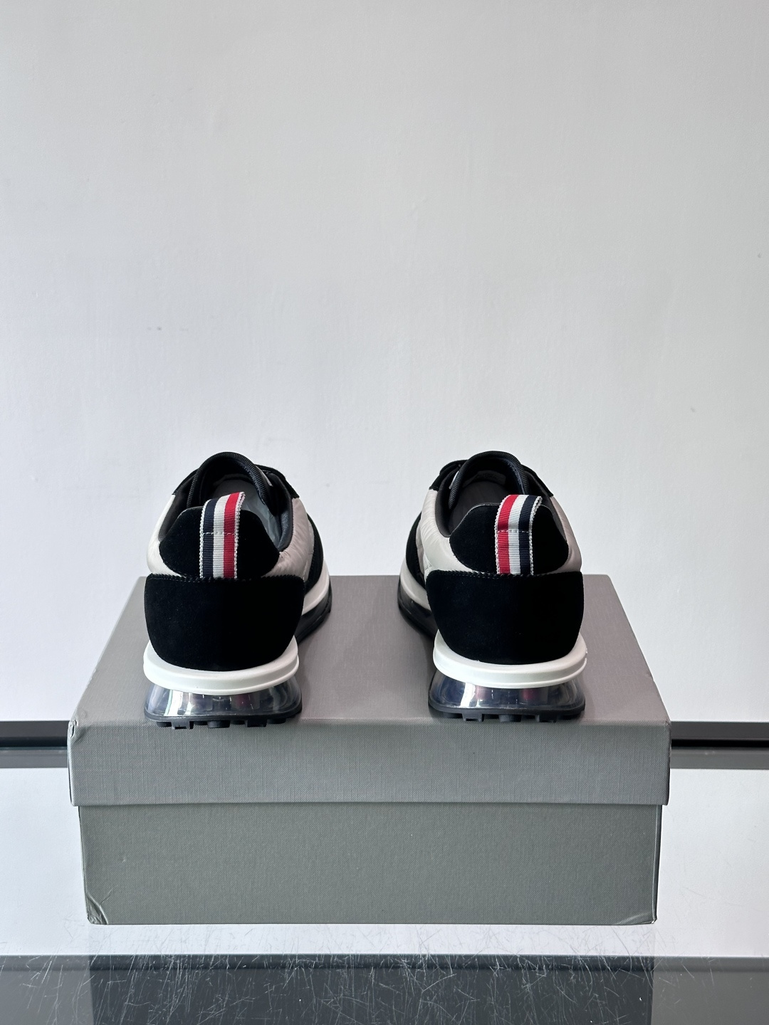 Thom Browne男士气垫休闲鞋，麂皮+网布拼接，质感细腻又透气。标志性红白蓝鞋带，辨识度超高。透明