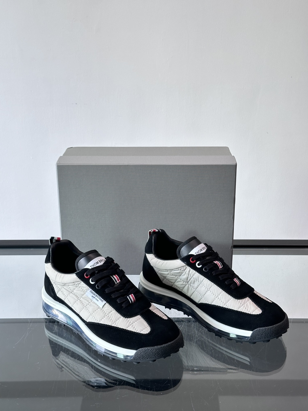 Thom Browne男士气垫休闲鞋，麂皮+网布拼接，质感细腻又透气。标志性红白蓝鞋带，辨识度超高。透明