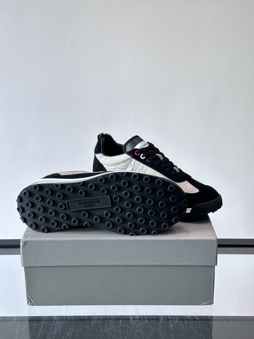 Thom Browne男士气垫休闲鞋，麂皮+网布拼接，质感细腻又透气。标志性红白蓝鞋带，辨识度超高。透明