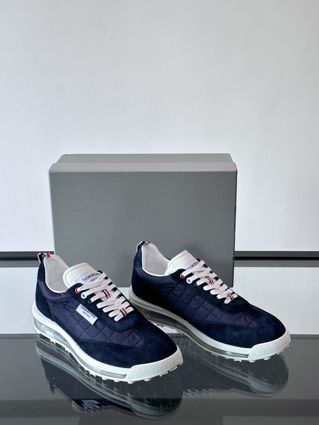 Thom Browne男士气垫休闲鞋，麂皮+网布拼接，质感细腻又透气。标志性红白蓝鞋带，辨识度超高。透明