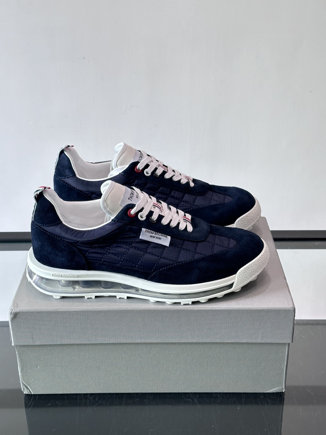 Thom Browne男士气垫休闲鞋，麂皮+网布拼接，质感细腻又透气。标志性红白蓝鞋带，辨识度超高。透明