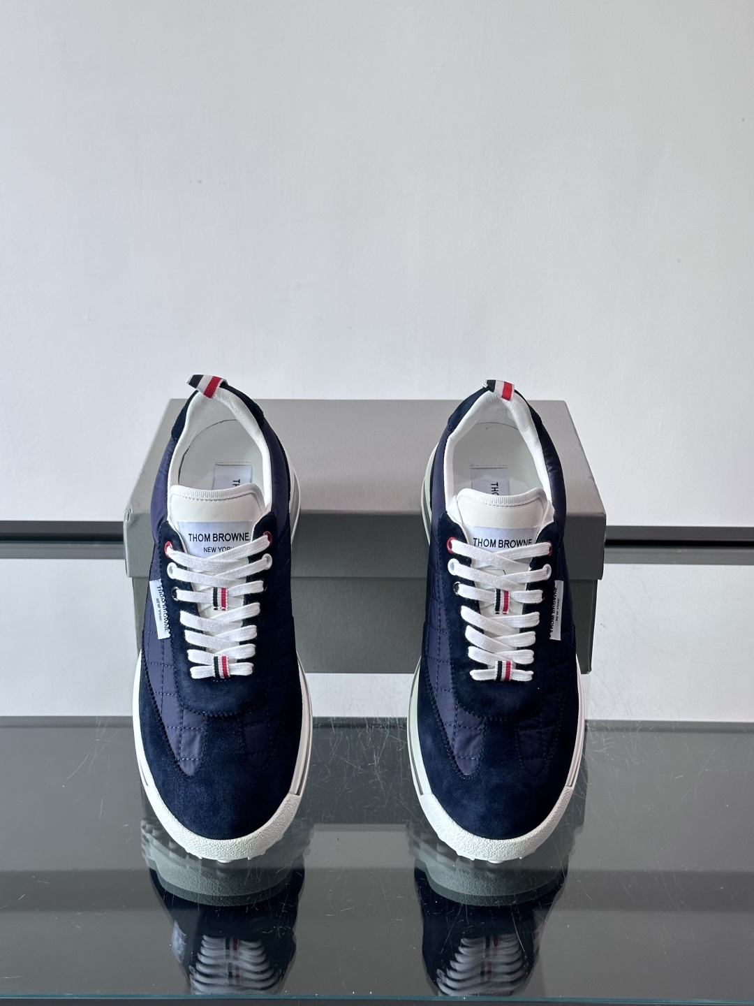 Thom Browne男士气垫休闲鞋，麂皮+网布拼接，质感细腻又透气。标志性红白蓝鞋带，辨识度超高。透明