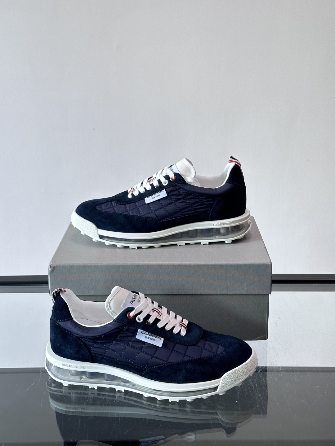 Thom Browne男士气垫休闲鞋，麂皮+网布拼接，质感细腻又透气。标志性红白蓝鞋带，辨识度超高。透明