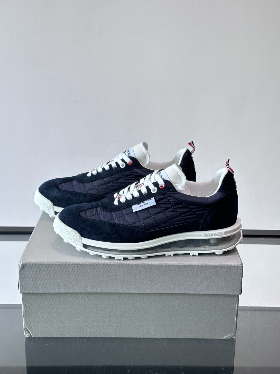 Thom Browne男士气垫休闲鞋，麂皮+网布拼接，质感细腻又透气。标志性红白蓝鞋带，辨识度超高。透明