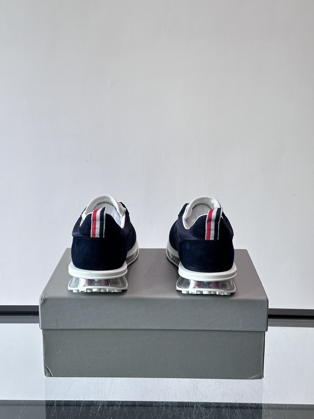 Thom Browne男士气垫休闲鞋，麂皮+网布拼接，质感细腻又透气。标志性红白蓝鞋带，辨识度超高。透明