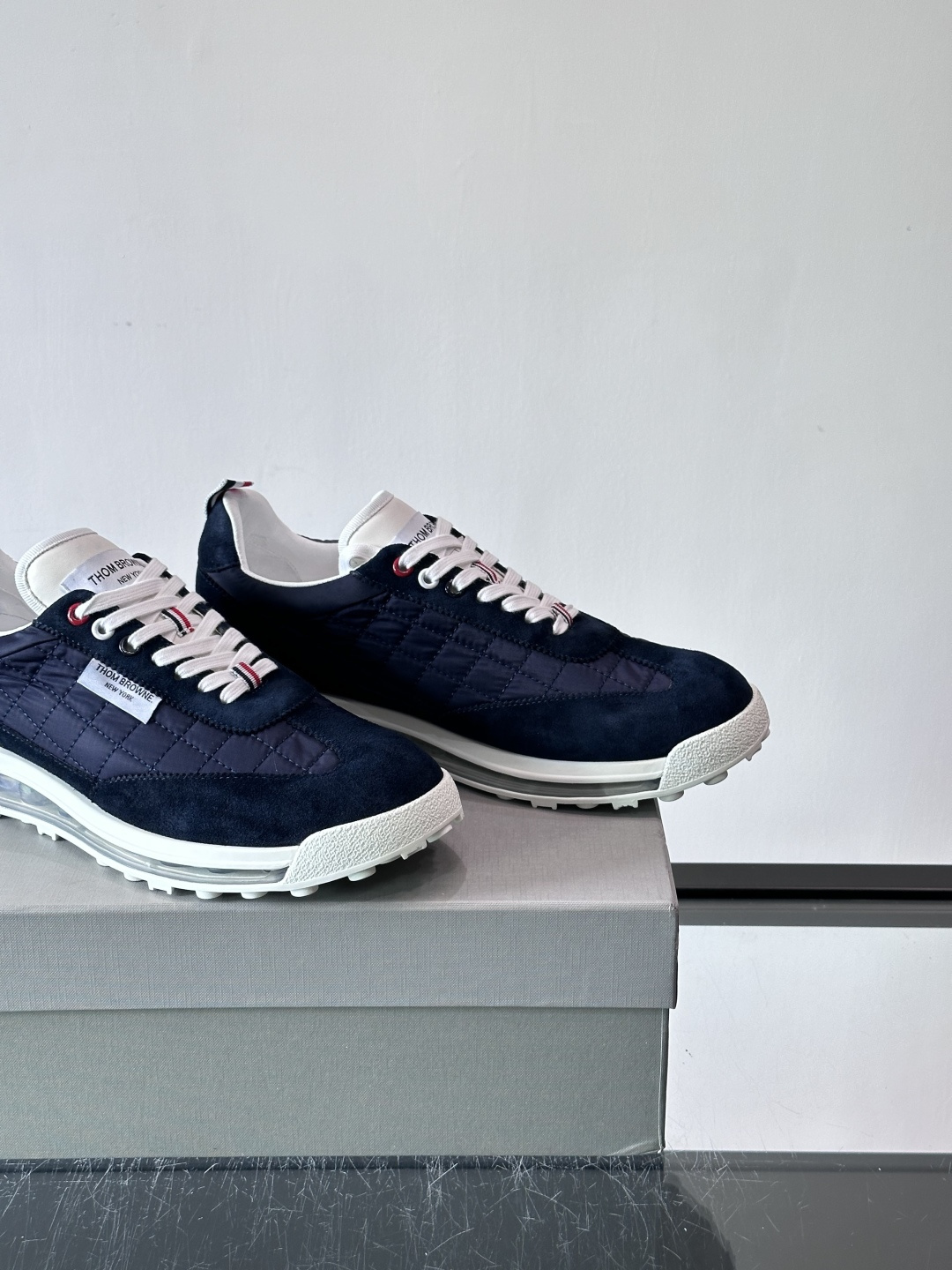 Thom Browne男士气垫休闲鞋，麂皮+网布拼接，质感细腻又透气。标志性红白蓝鞋带，辨识度超高。透明