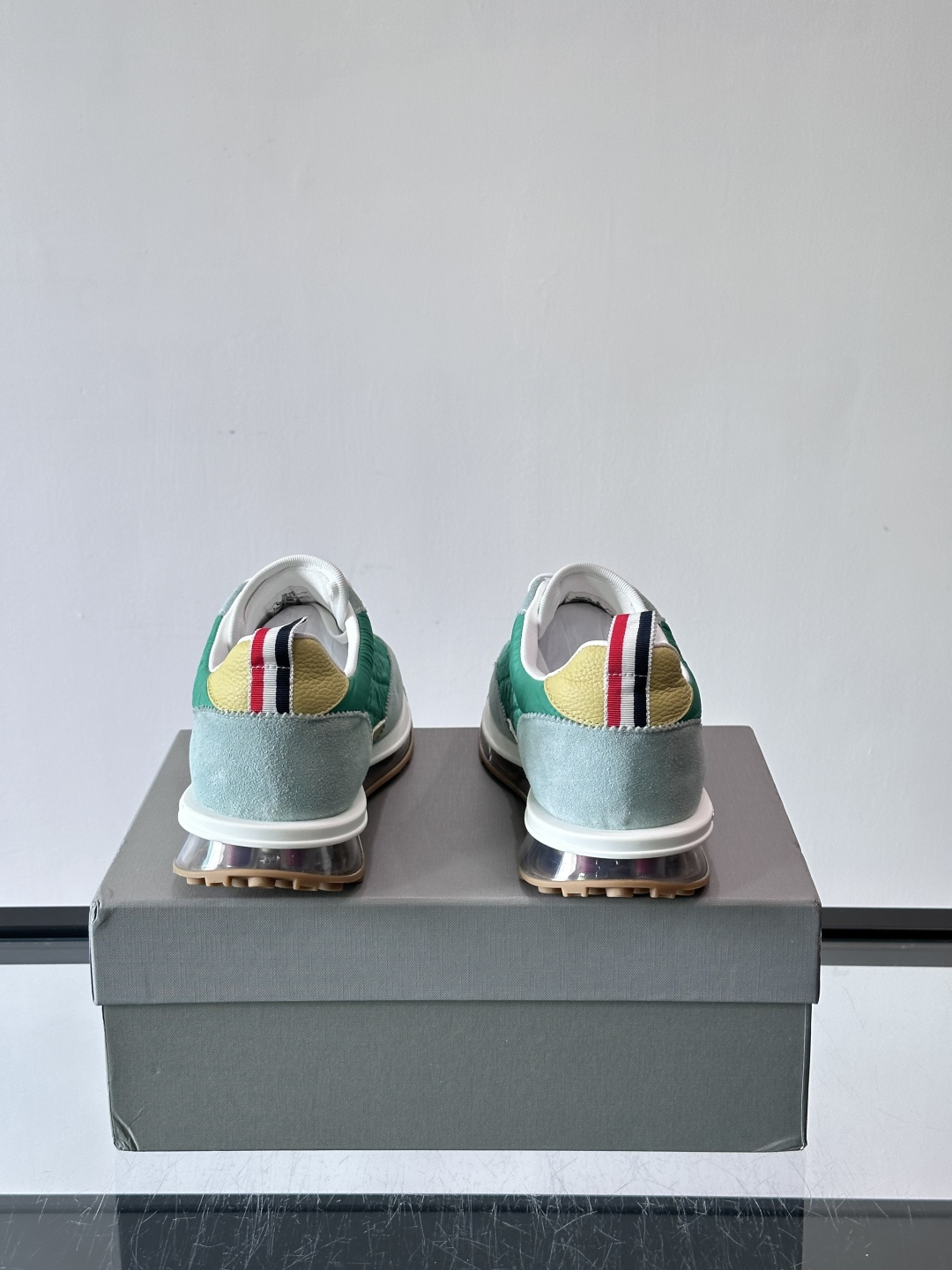 Thom Browne男士气垫休闲鞋，麂皮+网布拼接，质感细腻又透气。标志性红白蓝鞋带，辨识度超高。透明