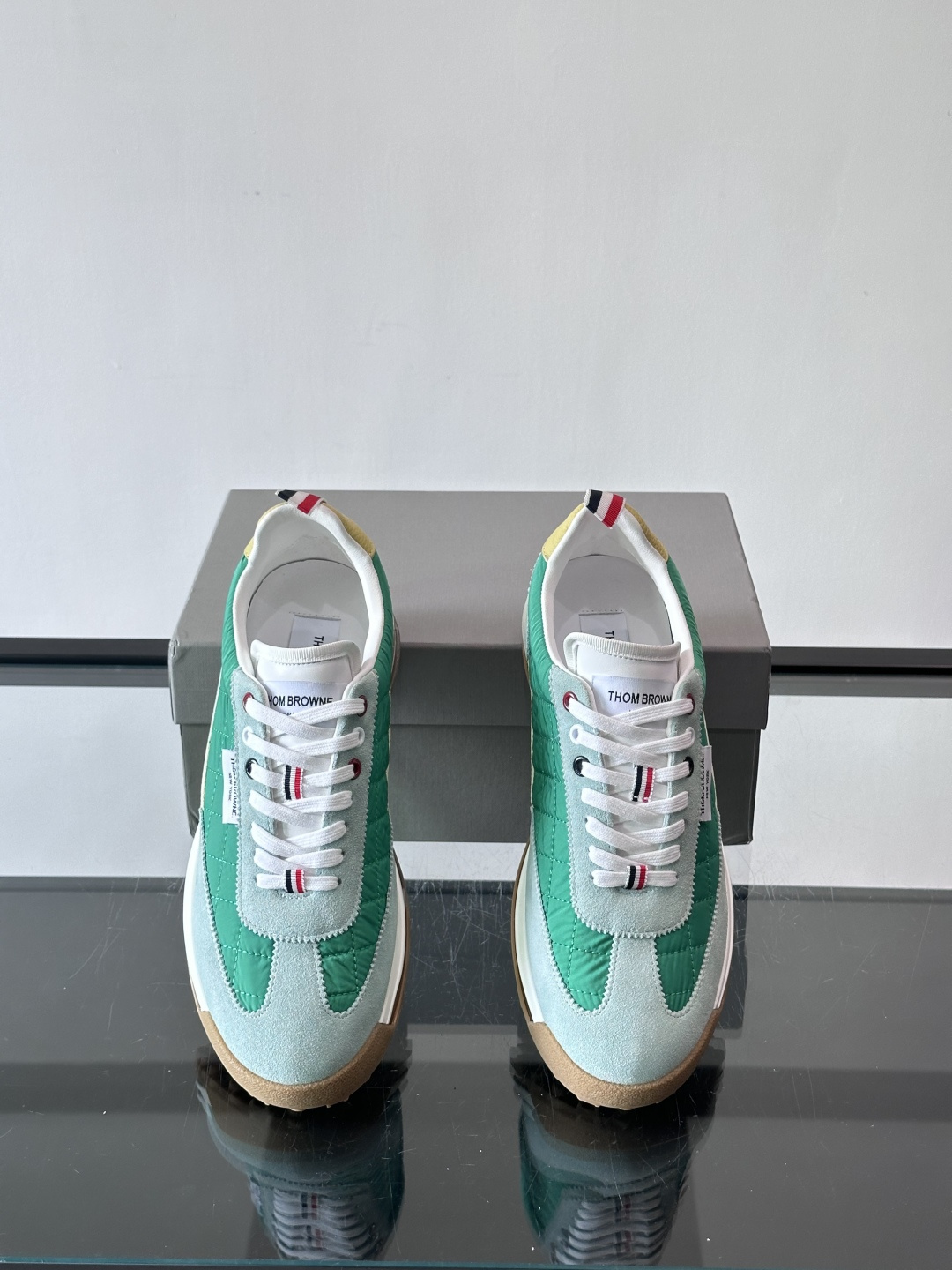 Thom Browne男士气垫休闲鞋，麂皮+网布拼接，质感细腻又透气。标志性红白蓝鞋带，辨识度超高。透明