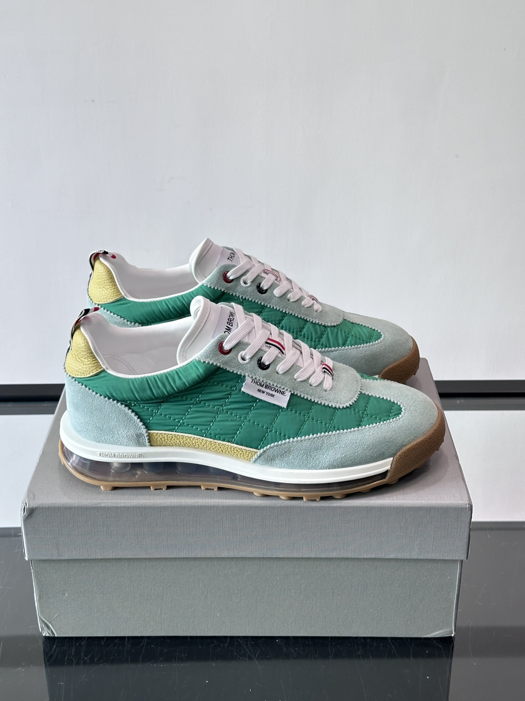 NO:711607,'Thom Browne' men's air-cushion casual shoes, suede + cowhide stitching, fine texture and breathable. Iconic red, white and blue shoelaces, highly recognizable. Transparent air-cushion soles, cushioning and comfortable, suitable for daily or light exercise!  The tongue brand label is full of details. Inspired by retro jogging shoes, it is fashionable and practical, and is a representative of high-end casual shoes!  size38-45 (46 is custom-made and cannot be returned or exchanged),,cowhide,chamois leather19860909《Thom Browne》男士气垫休闲鞋,麂皮+牛皮拼接,质感细腻又透气.标志性红白蓝鞋带,辨识度超高.透明气垫鞋底,缓震舒适,日常或轻运动都OK！鞋舌品牌标签,细节满分.复古慢跑鞋灵感,时尚实用兼备,是高端休闲鞋代表！ size38-45（46定做不退换）,,cowhide,chamois leather,Men's shoes