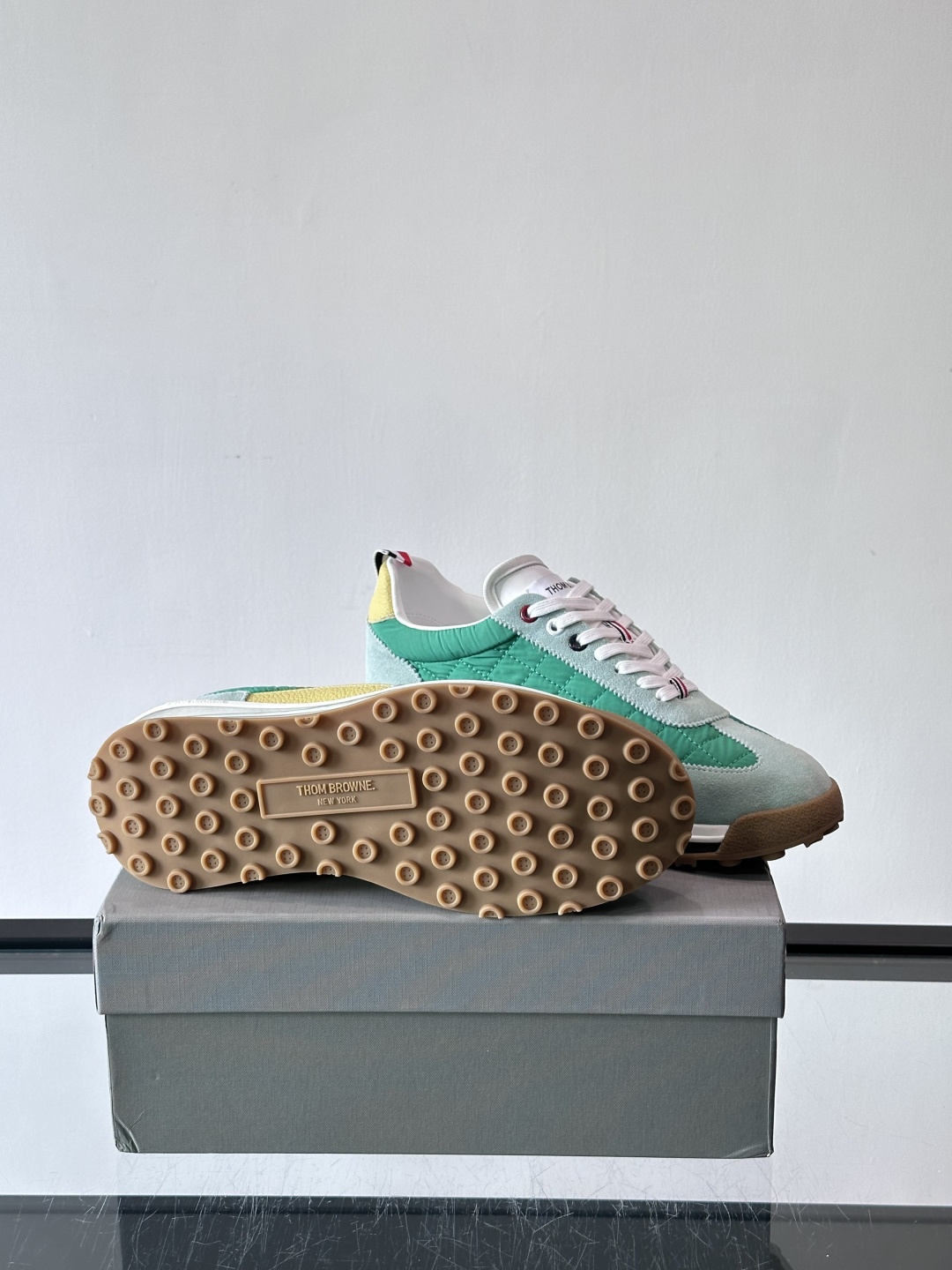 Thom Browne男士气垫休闲鞋，麂皮+网布拼接，质感细腻又透气。标志性红白蓝鞋带，辨识度超高。透明
