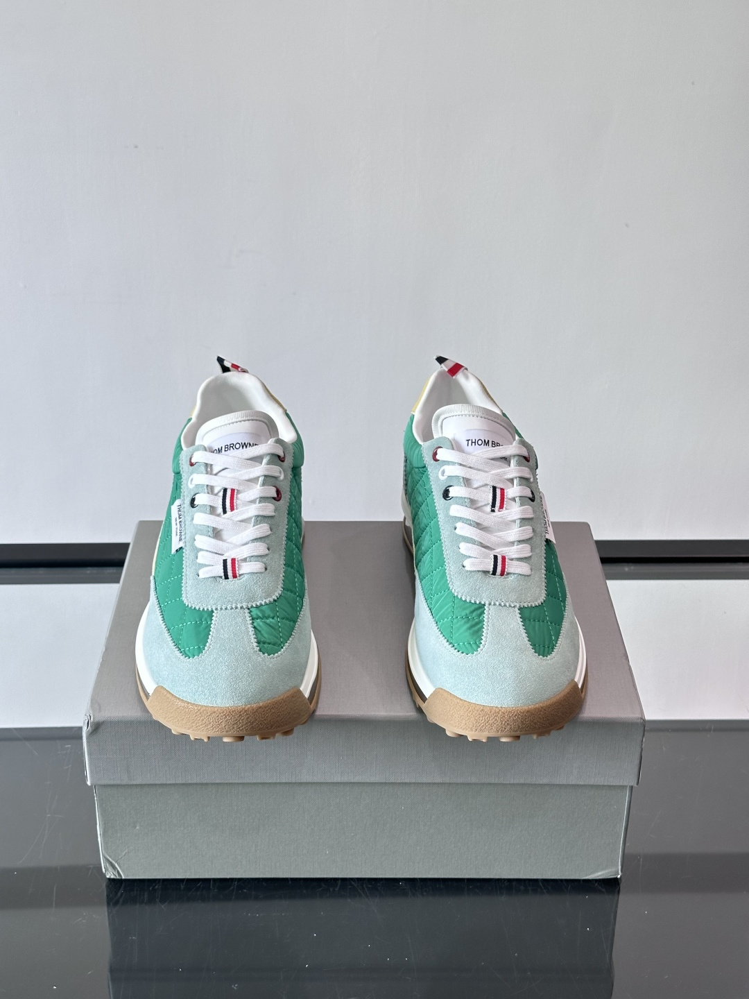 Thom Browne男士气垫休闲鞋，麂皮+网布拼接，质感细腻又透气。标志性红白蓝鞋带，辨识度超高。透明