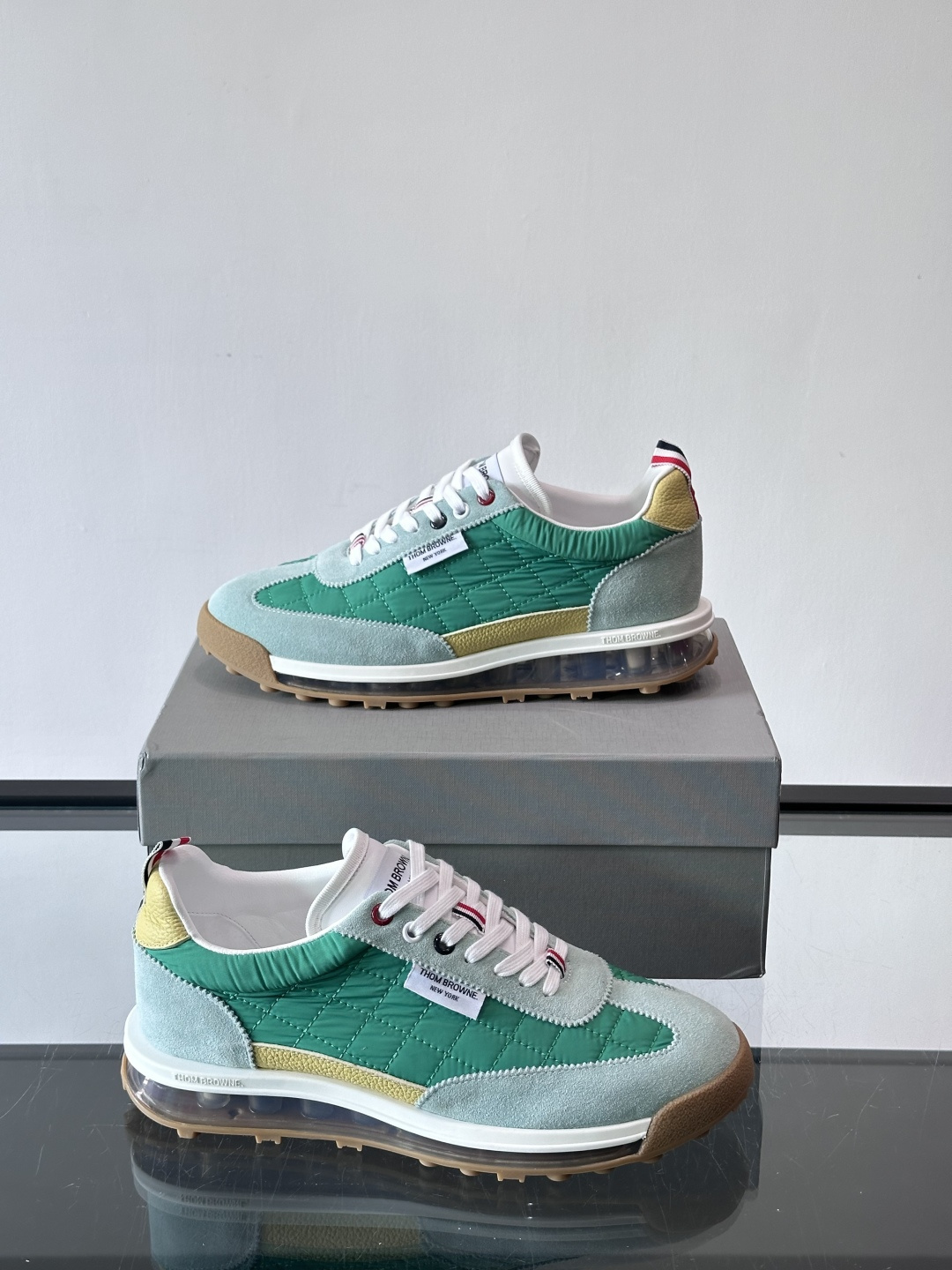 Thom Browne男士气垫休闲鞋，麂皮+网布拼接，质感细腻又透气。标志性红白蓝鞋带，辨识度超高。透明