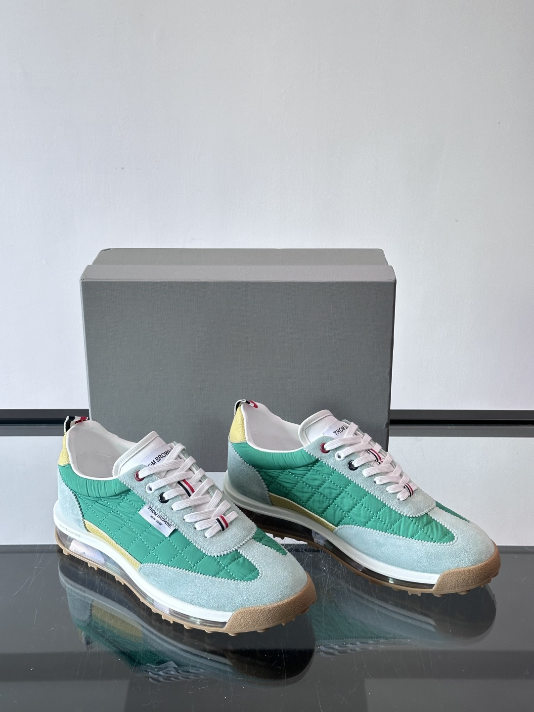 Thom Browne男士气垫休闲鞋，麂皮+网布拼接，质感细腻又透气。标志性红白蓝鞋带，辨识度超高。透明