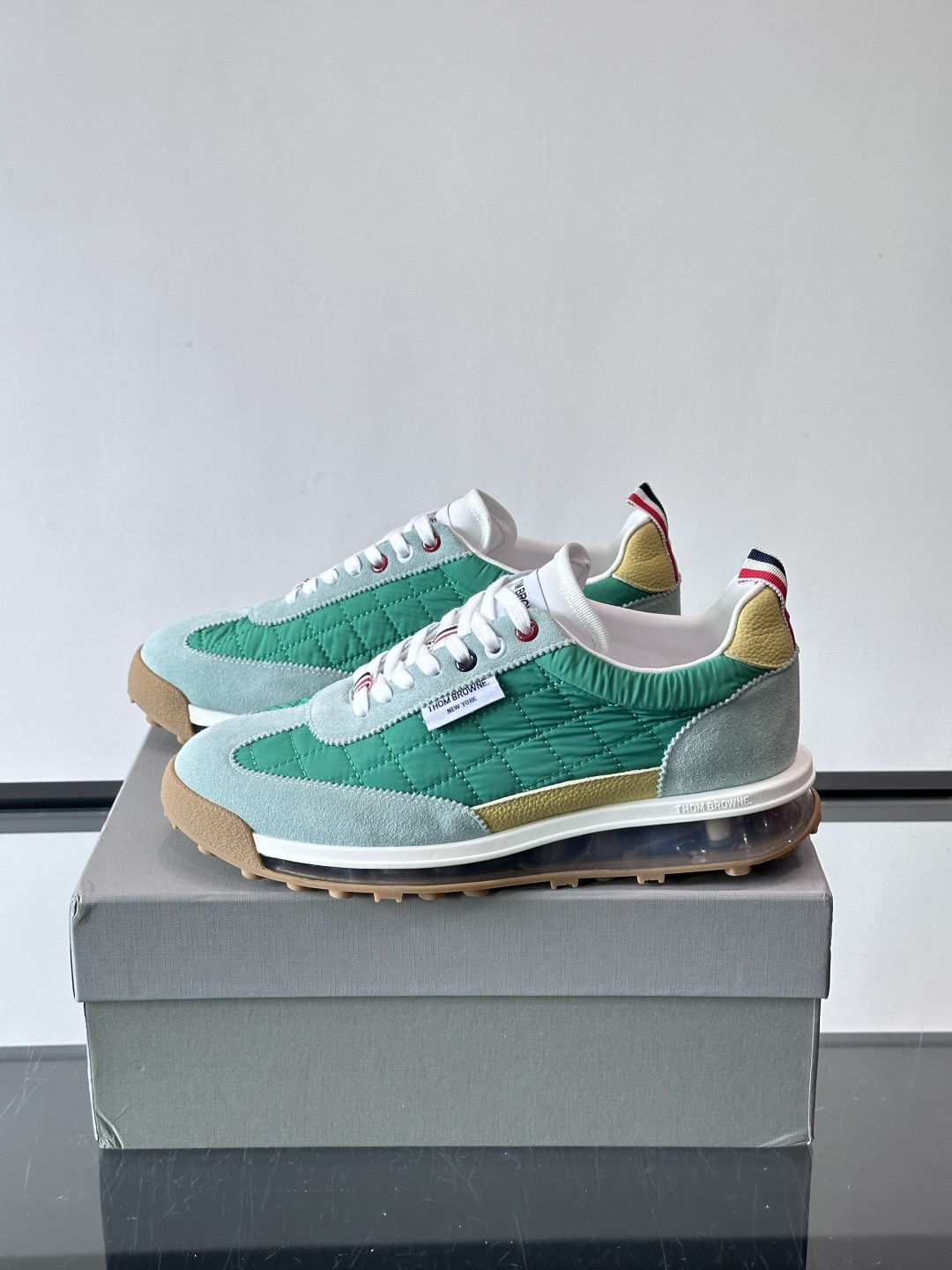 Thom Browne男士气垫休闲鞋，麂皮+网布拼接，质感细腻又透气。标志性红白蓝鞋带，辨识度超高。透明