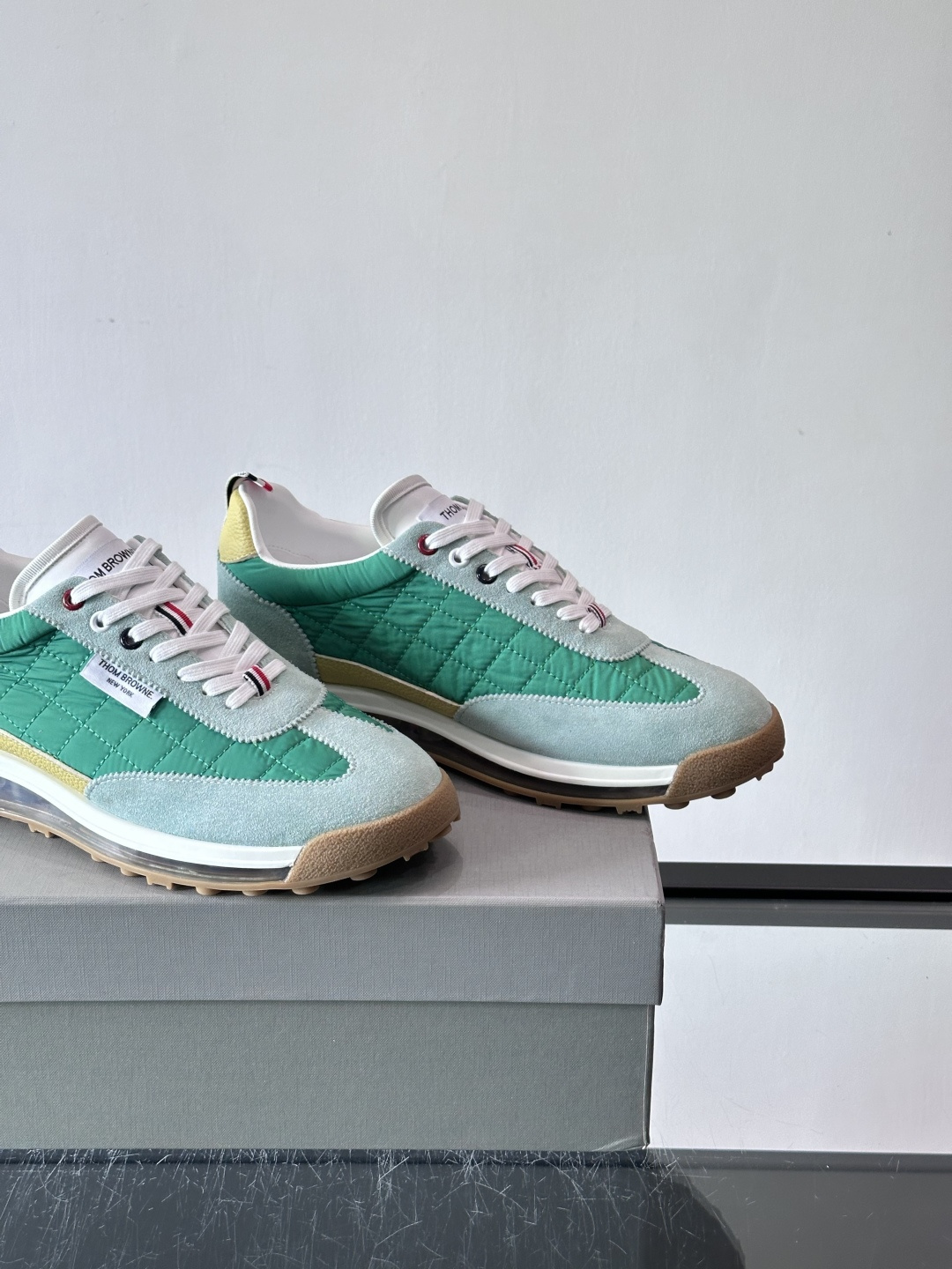 Thom Browne男士气垫休闲鞋，麂皮+网布拼接，质感细腻又透气。标志性红白蓝鞋带，辨识度超高。透明