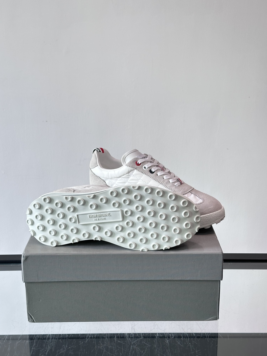 Thom Browne男士气垫休闲鞋，麂皮+网布拼接，质感细腻又透气。标志性红白蓝鞋带，辨识度超高。透明