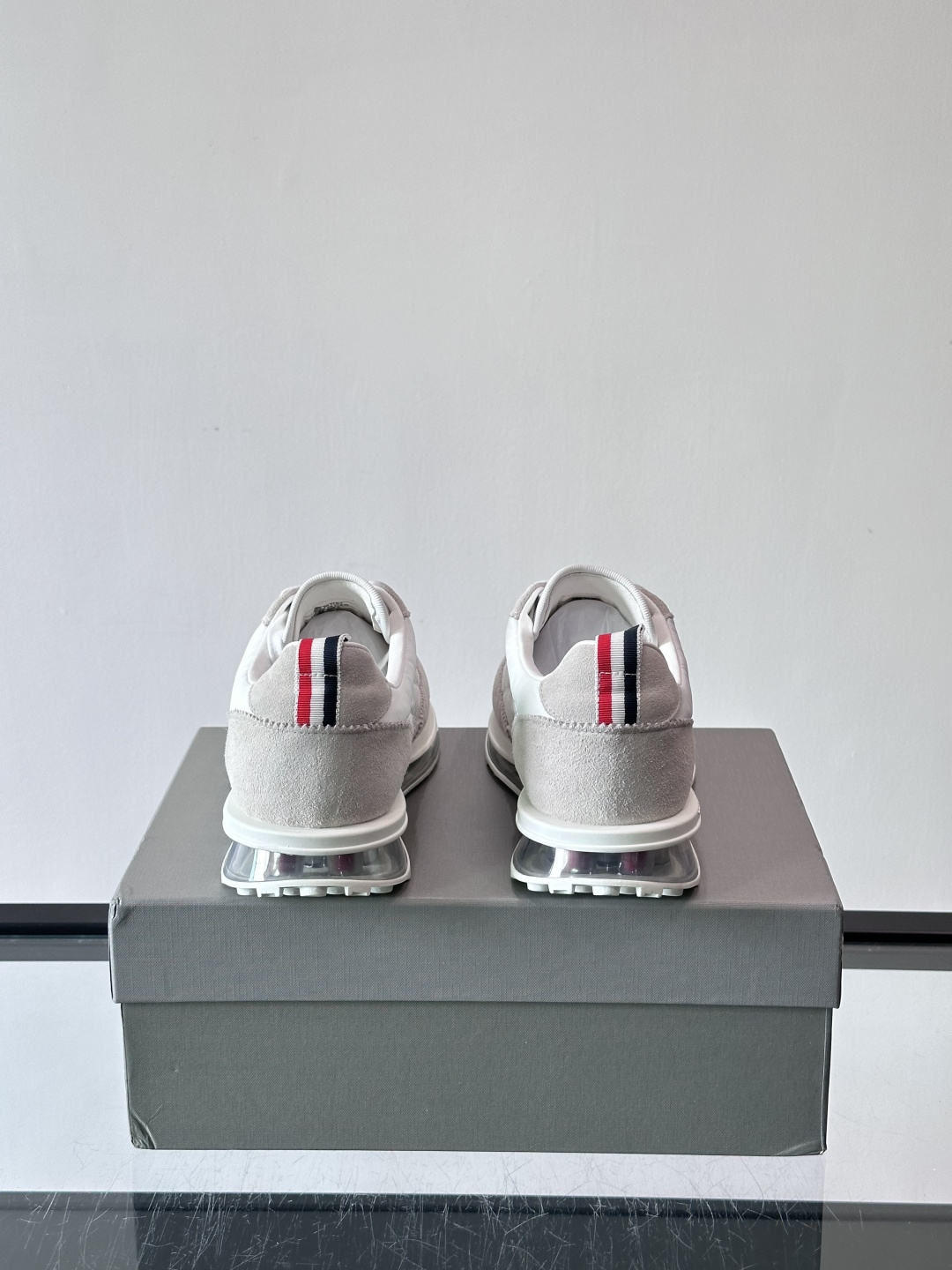 Thom Browne男士气垫休闲鞋，麂皮+网布拼接，质感细腻又透气。标志性红白蓝鞋带，辨识度超高。透明