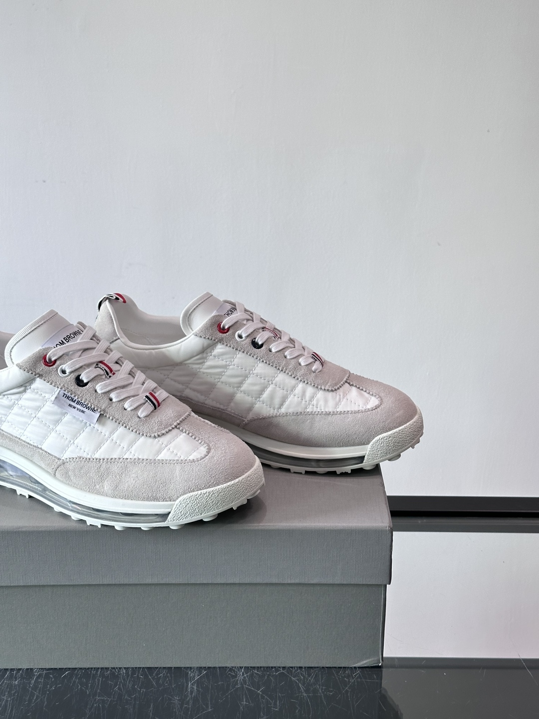 Thom Browne男士气垫休闲鞋，麂皮+网布拼接，质感细腻又透气。标志性红白蓝鞋带，辨识度超高。透明