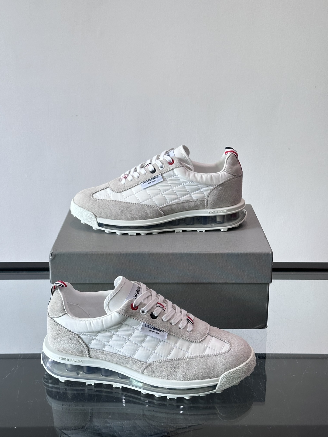 Thom Browne男士气垫休闲鞋，麂皮+网布拼接，质感细腻又透气。标志性红白蓝鞋带，辨识度超高。透明