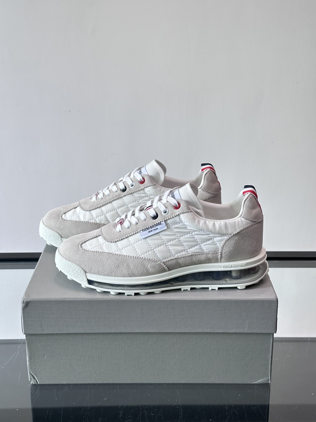 Thom Browne男士气垫休闲鞋，麂皮+网布拼接，质感细腻又透气。标志性红白蓝鞋带，辨识度超高。透明