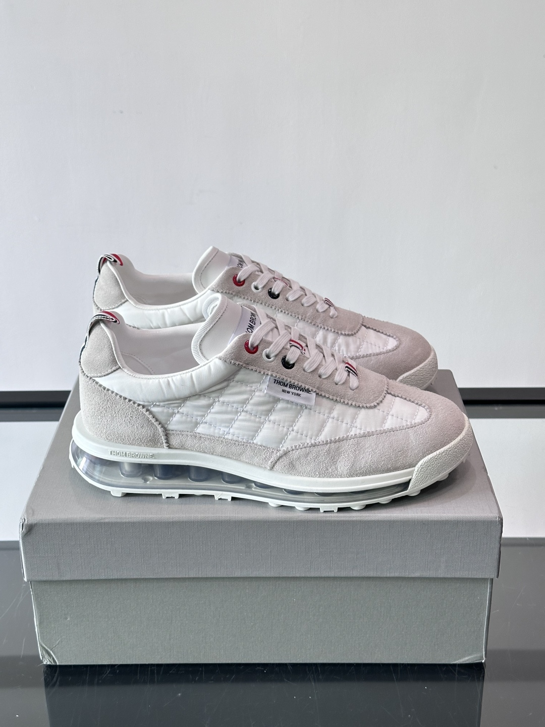 Thom Browne男士气垫休闲鞋，麂皮+网布拼接，质感细腻又透气。标志性红白蓝鞋带，辨识度超高。透明