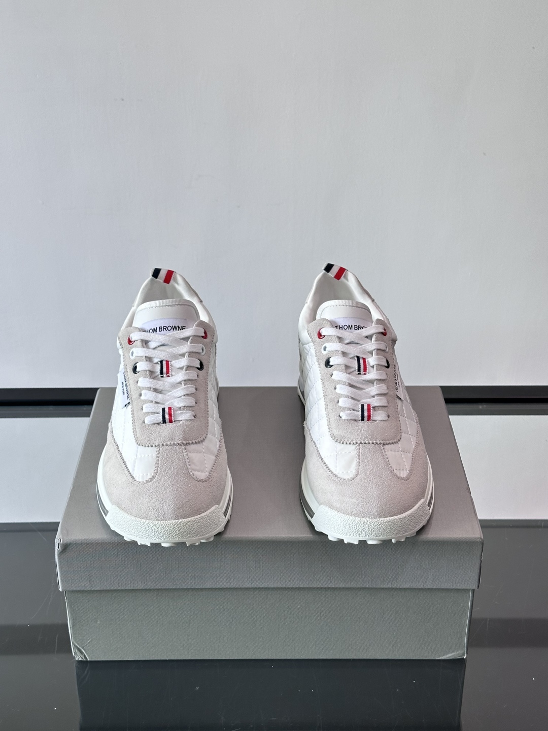 Thom Browne男士气垫休闲鞋，麂皮+网布拼接，质感细腻又透气。标志性红白蓝鞋带，辨识度超高。透明