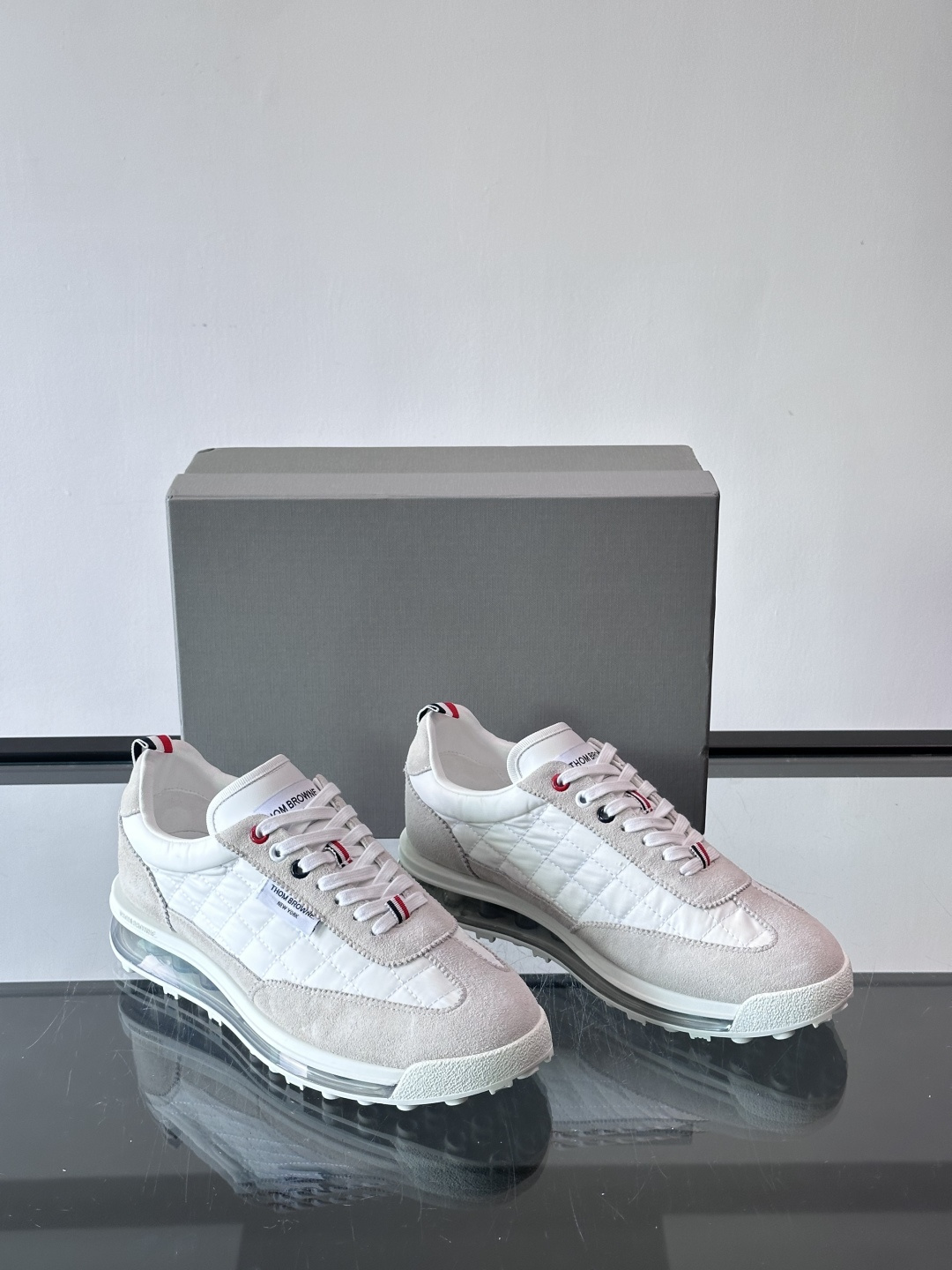 Thom Browne男士气垫休闲鞋，麂皮+网布拼接，质感细腻又透气。标志性红白蓝鞋带，辨识度超高。透明