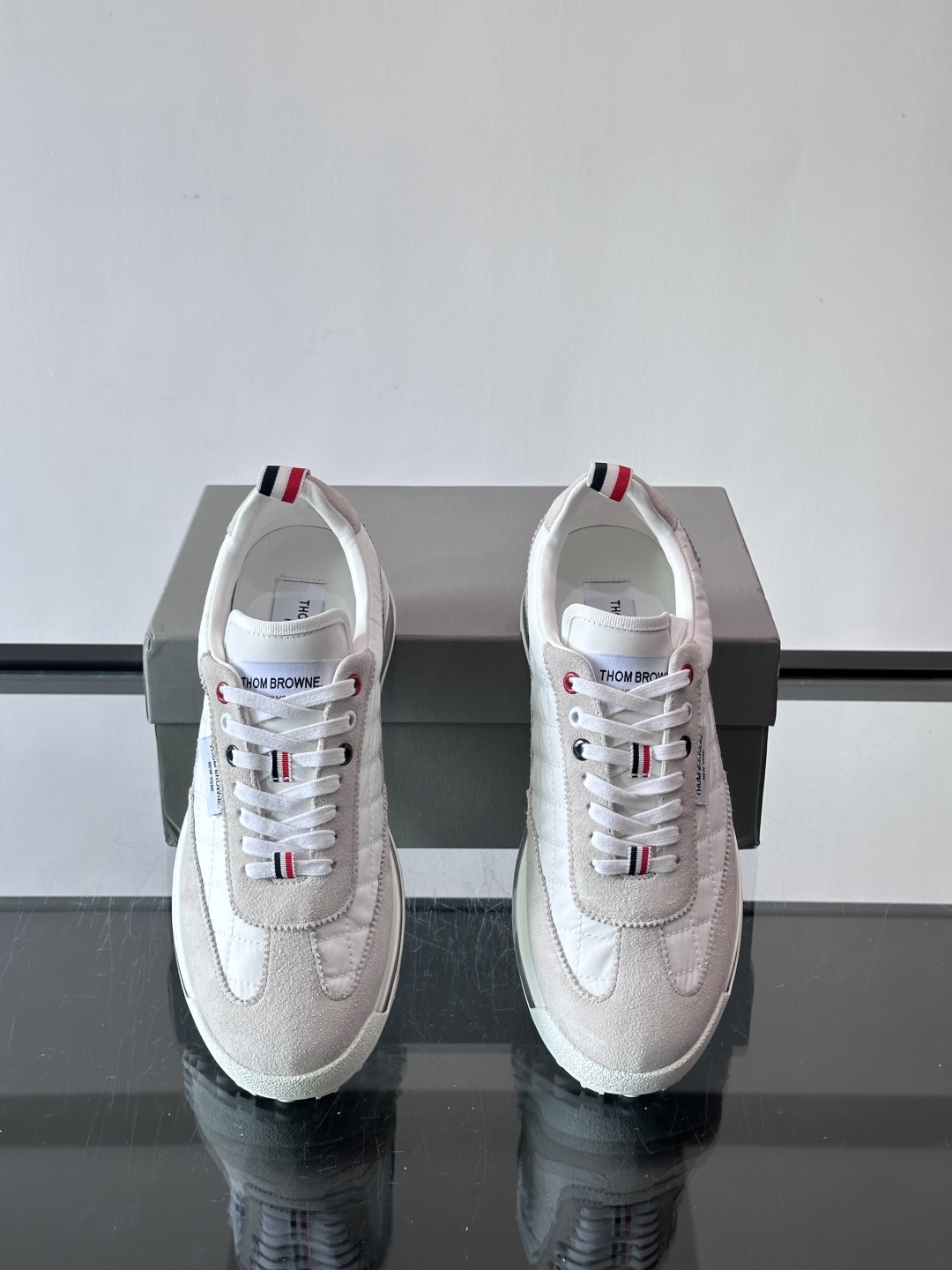 Thom Browne男士气垫休闲鞋，麂皮+网布拼接，质感细腻又透气。标志性红白蓝鞋带，辨识度超高。透明