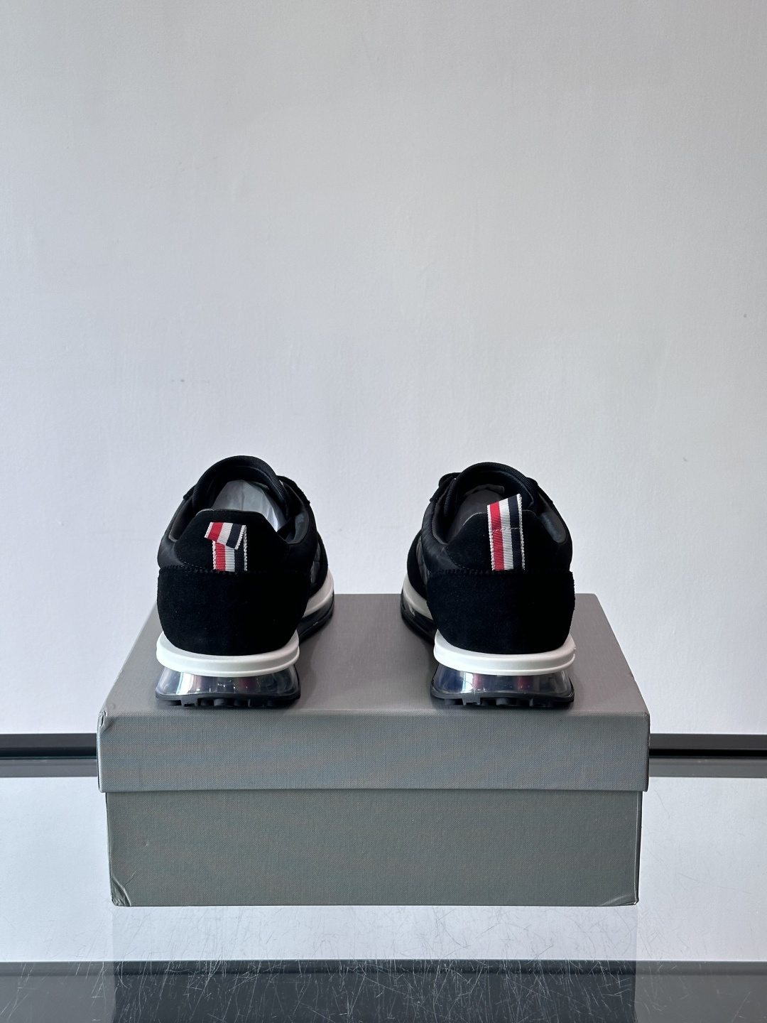 Thom Browne男士气垫休闲鞋，麂皮+网布拼接，质感细腻又透气。标志性红白蓝鞋带，辨识度超高。透明