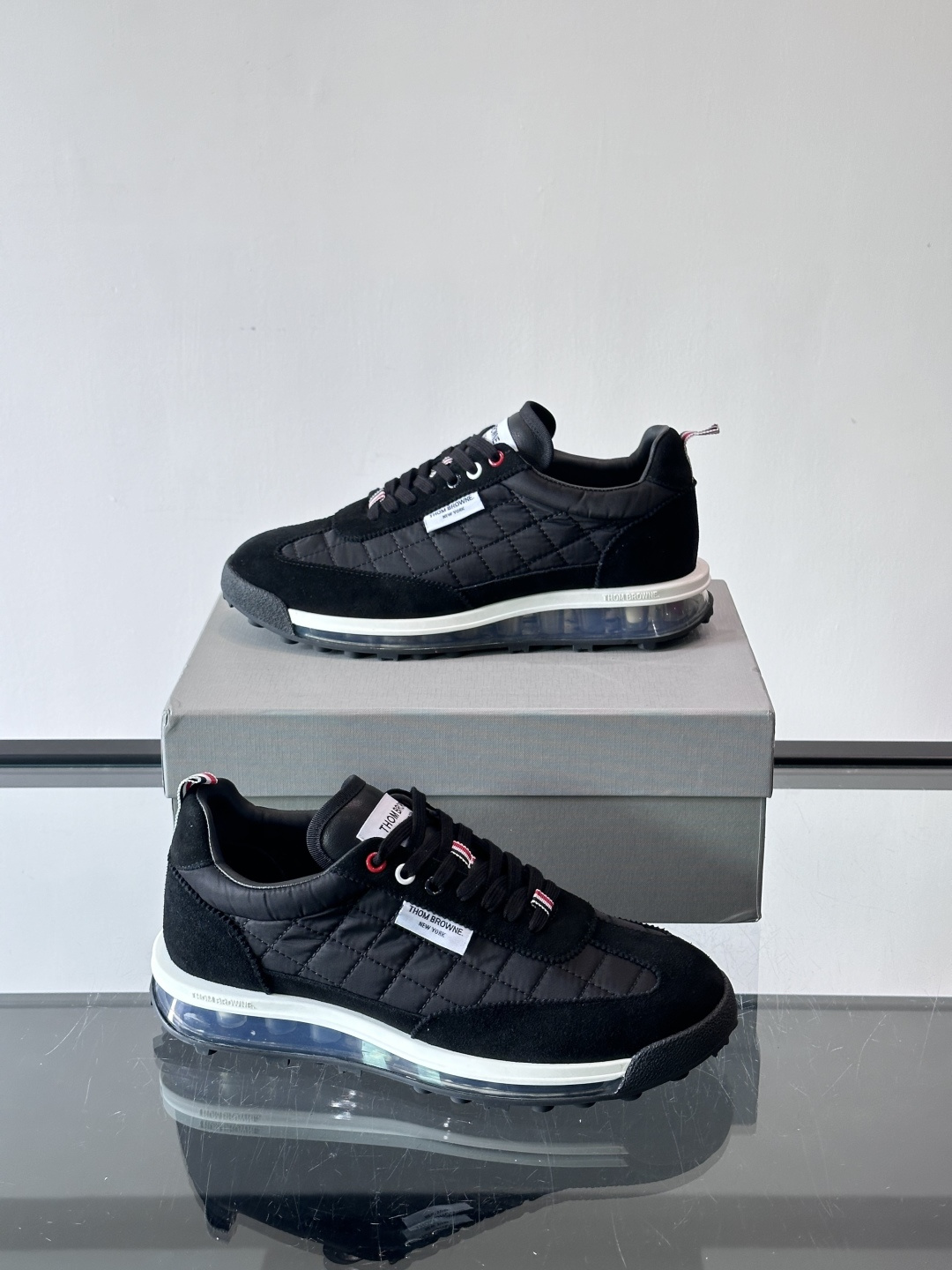 Thom Browne男士气垫休闲鞋，麂皮+网布拼接，质感细腻又透气。标志性红白蓝鞋带，辨识度超高。透明