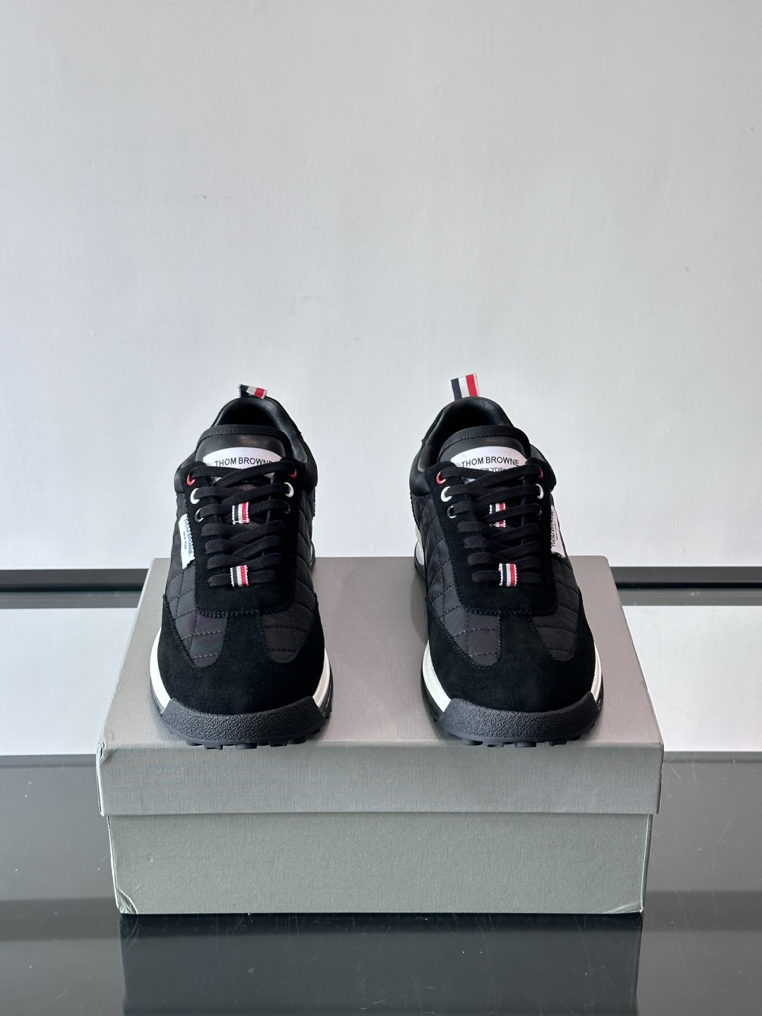 Thom Browne男士气垫休闲鞋，麂皮+网布拼接，质感细腻又透气。标志性红白蓝鞋带，辨识度超高。透明